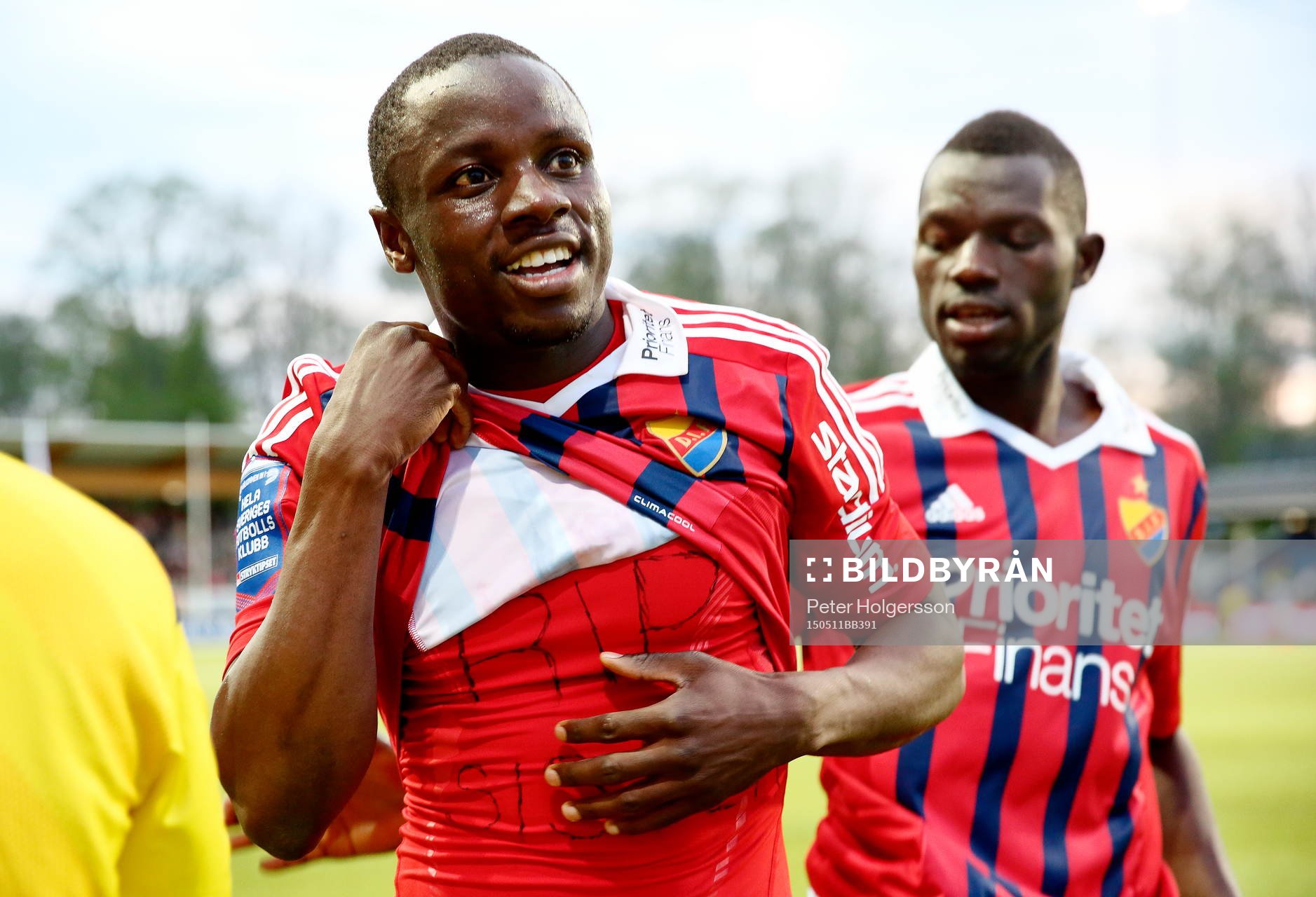 Djurgårdens Nyasha Mushekwi och Omar Colley jublar efter mål 2-3 och har båda skriven text på undertröjan under fotbollsmatchen i Allsvenskan mellan Åtvidaberg och Djurgården den 11 maj 2015 i Åtvidaberg.
