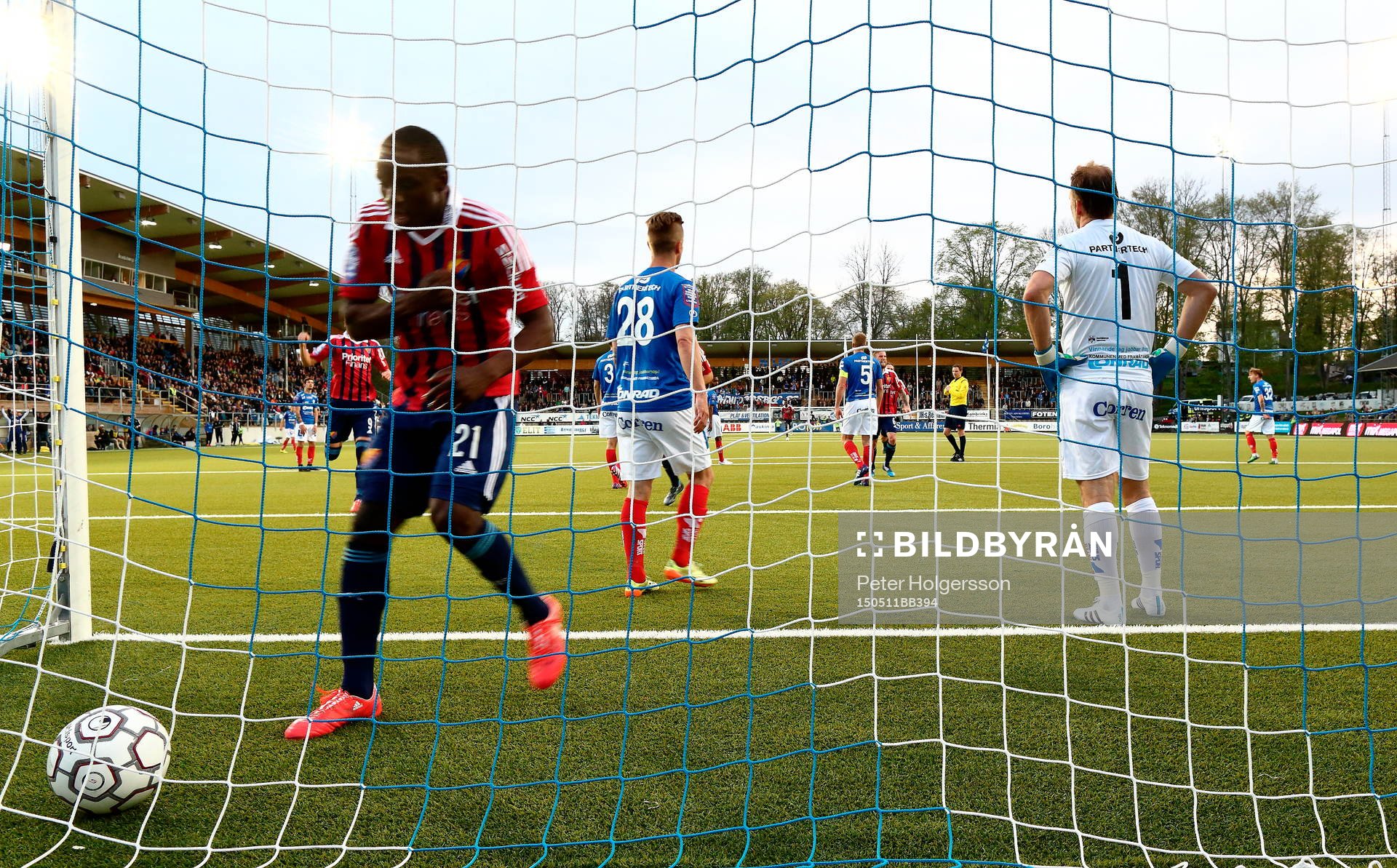 Djurgårdens Nyasha Mushekwi hämtar bollen