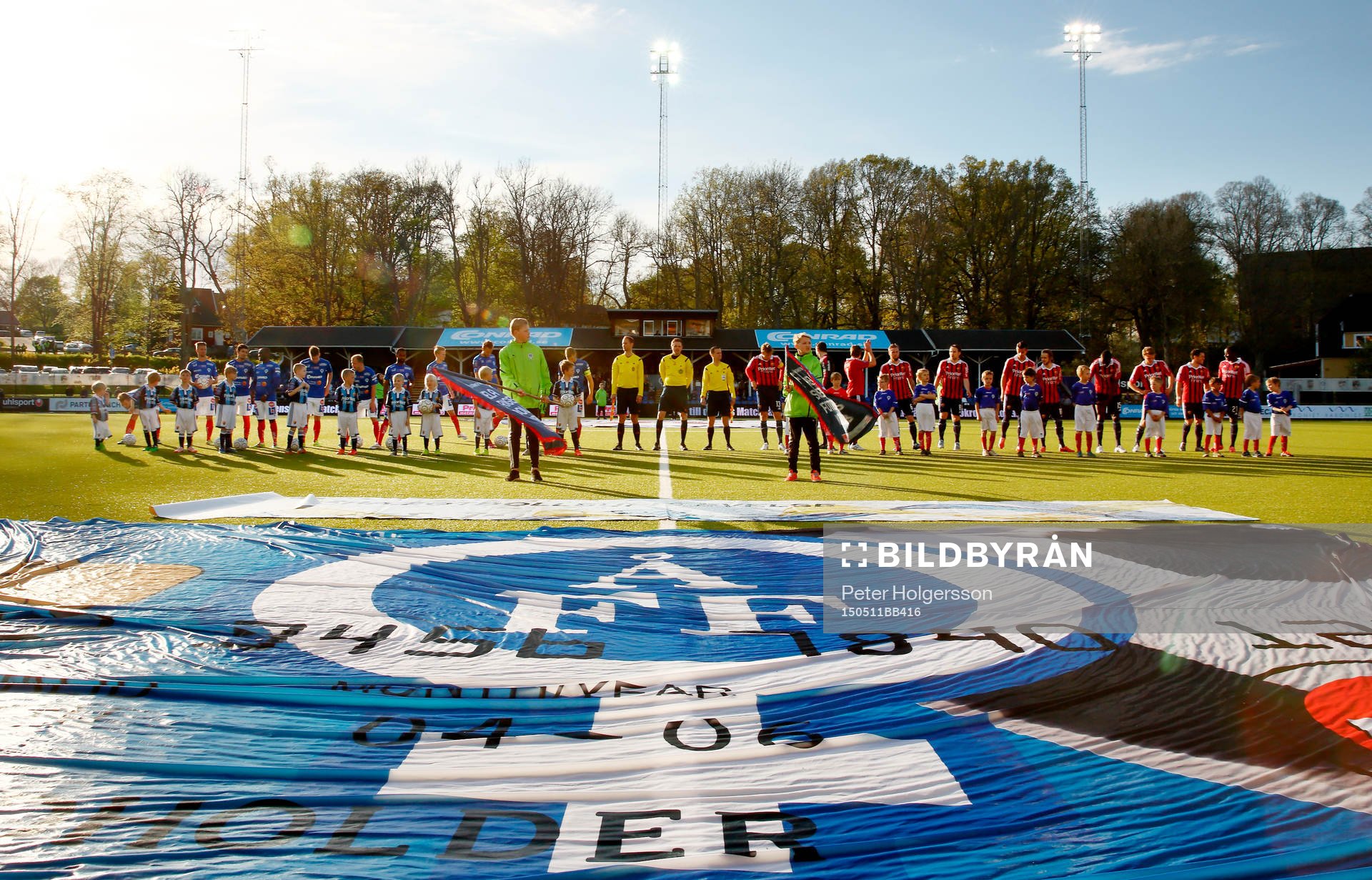 Åtvidaberg och Djurgården före fotbollsmatchen i