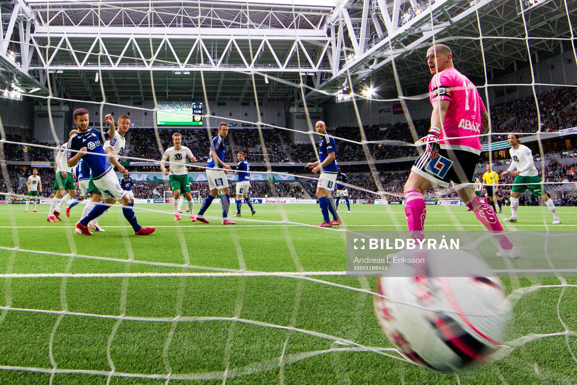 Sundsvalls målvakt Tommy Naurin ser hur bollen rullar in i målet under fotbollsmatchen i Allsvenskan mellan Hammarby och Sundsvall den 11 maj 2015 i Stockholm.