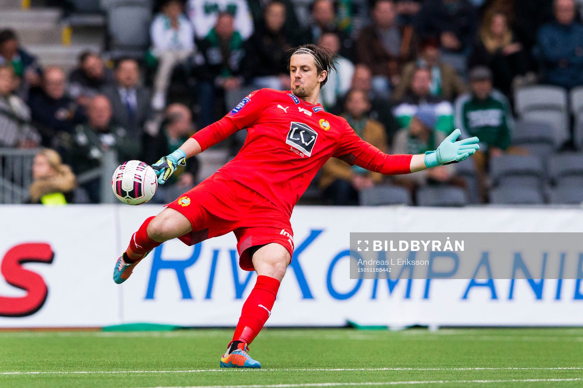Hammarbys målvakt Johannes Hopf med en utspark