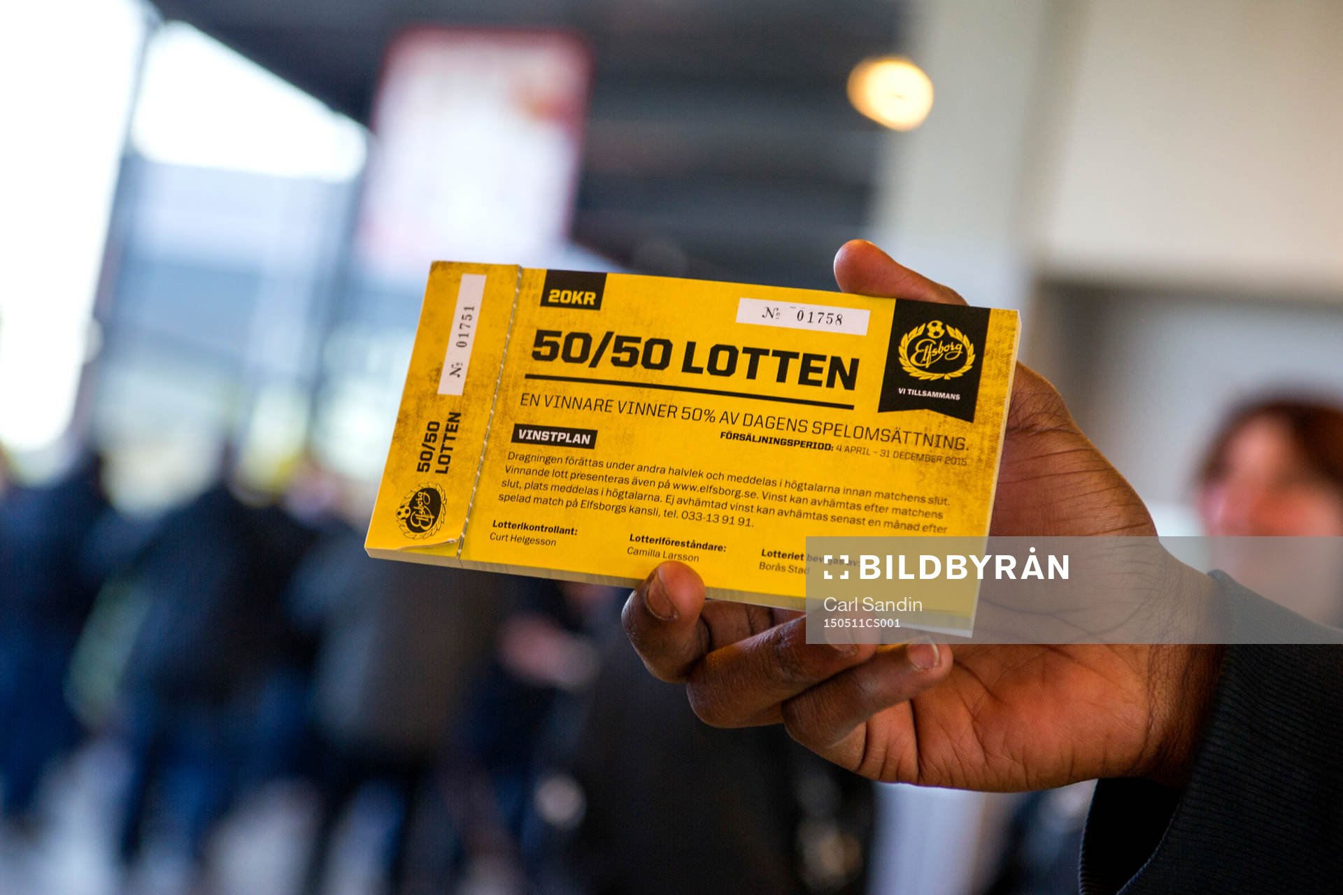 50/50-lotter säljs innan en fotbollsmatch i Allsvenskan