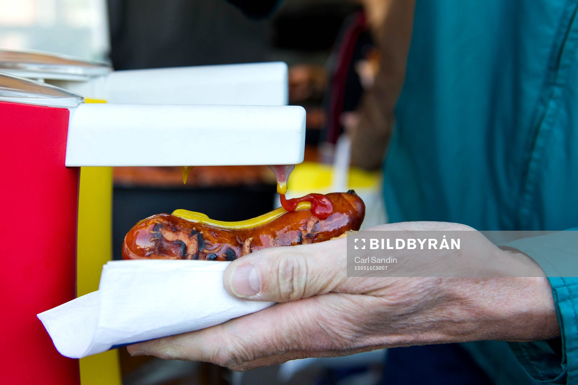En person tar ketchup på en korv med bröd inför en fotbollsmatch i Allsvenskan mellan Elfsborg och Malmö FF den 11 maj 2015 i Borås.