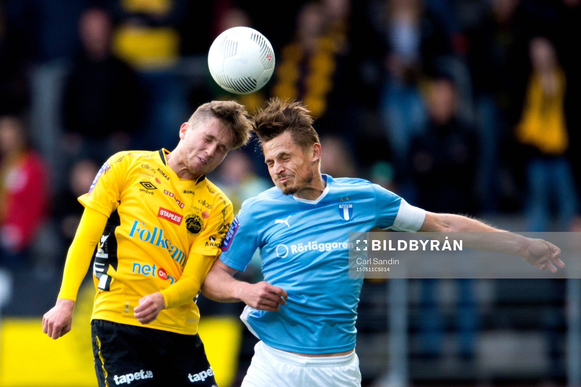 Elfsborgs Adam Lundqvist i nickduell med Malmö FFs Markus Rosenberg under en fotbollsmatch i Allsvenskan mellan Elfsborg och Malmö FF den 11 maj 2015 i Borås.
