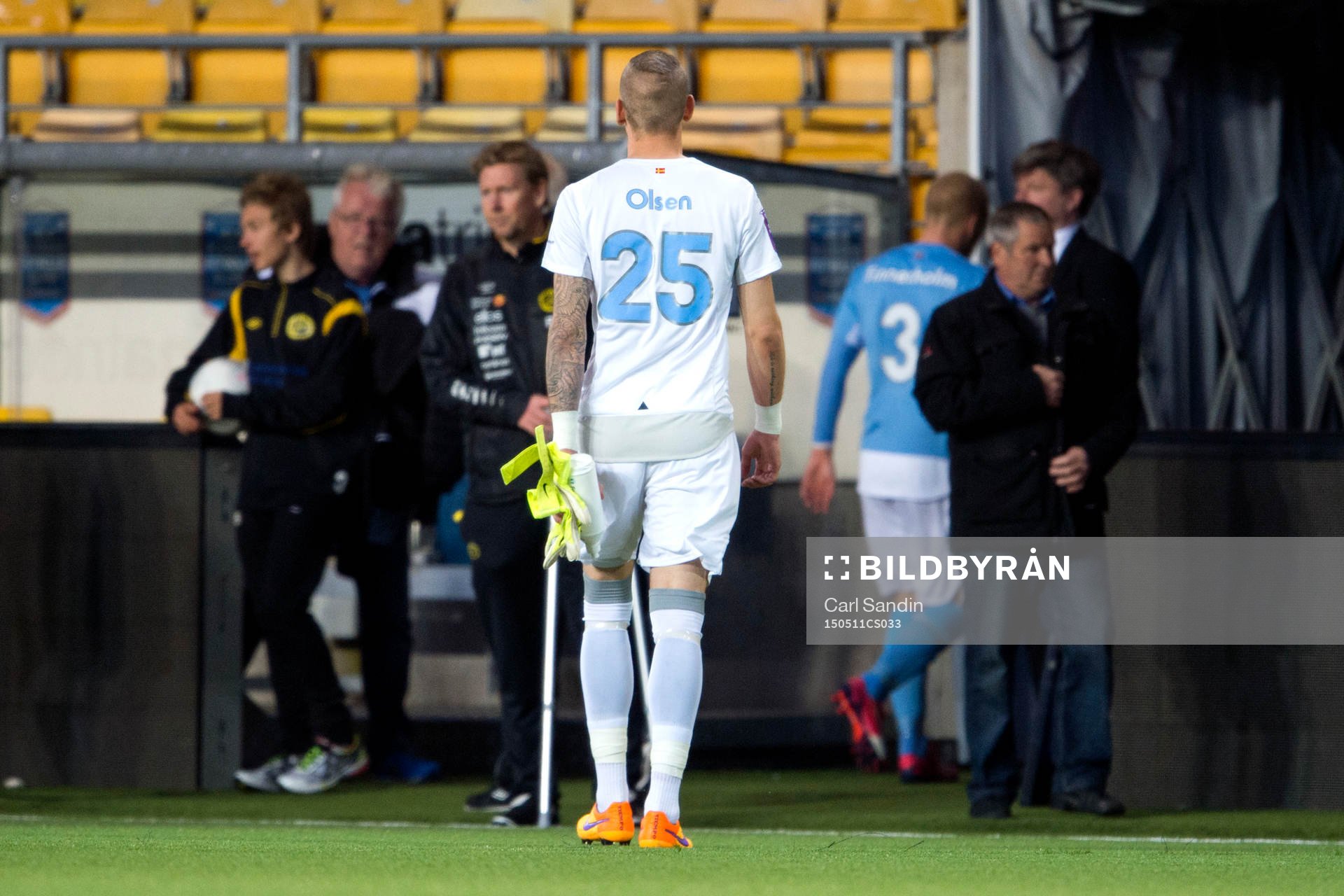 Malmö FFs målvakt Robin Olsen lämnar planen utan att
