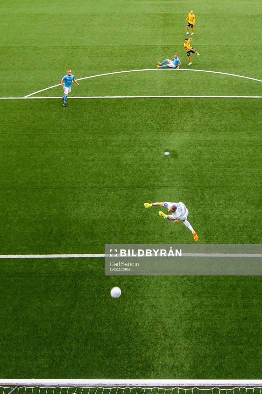 Elfsborgs Marcus Rohdén gör 1-1 bakom Malmö FFs målvakt