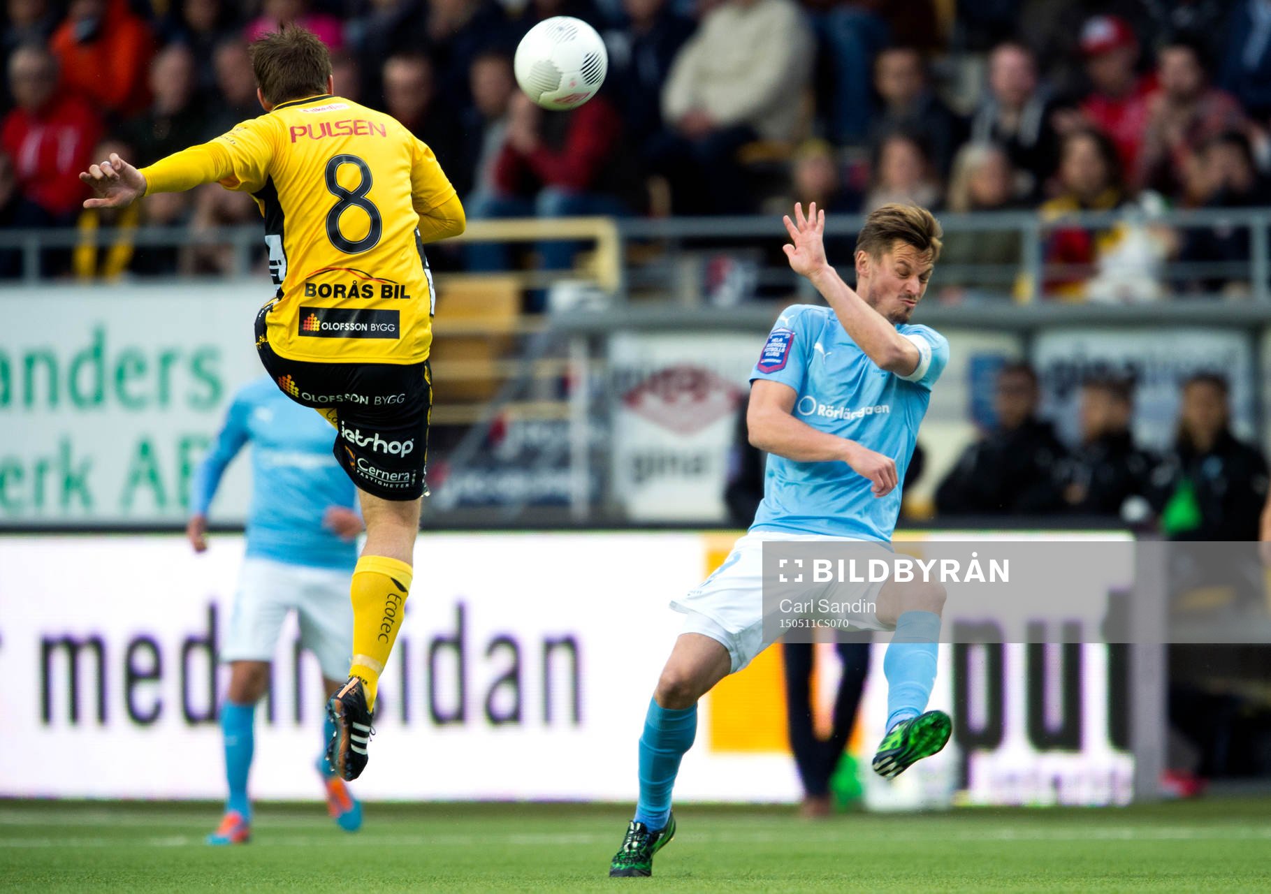 Elfsborgs Anders Svensson skjuter en boll framför Malmö