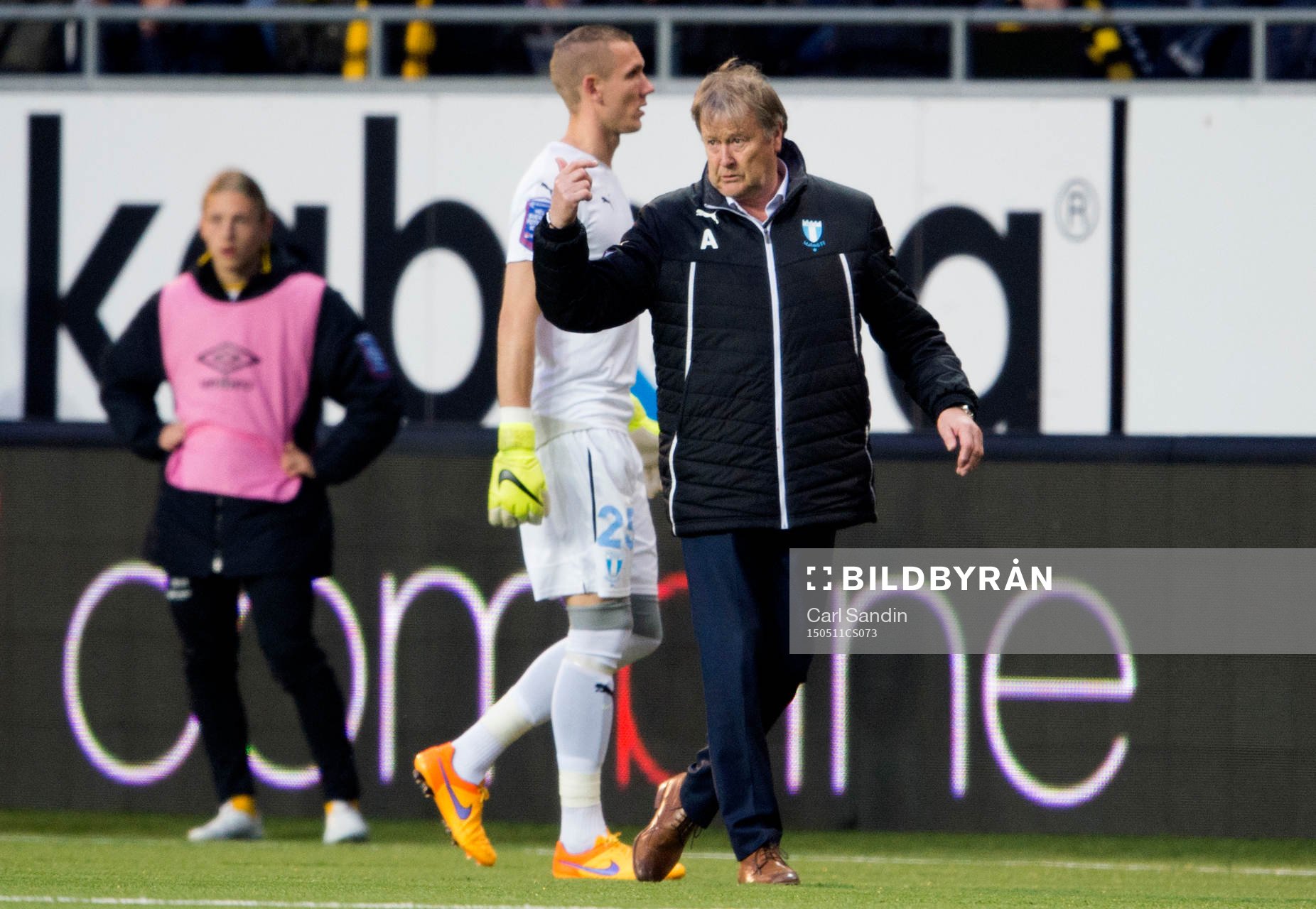 Malmö FFs tränare Åge Hareide vinkar till sig sina