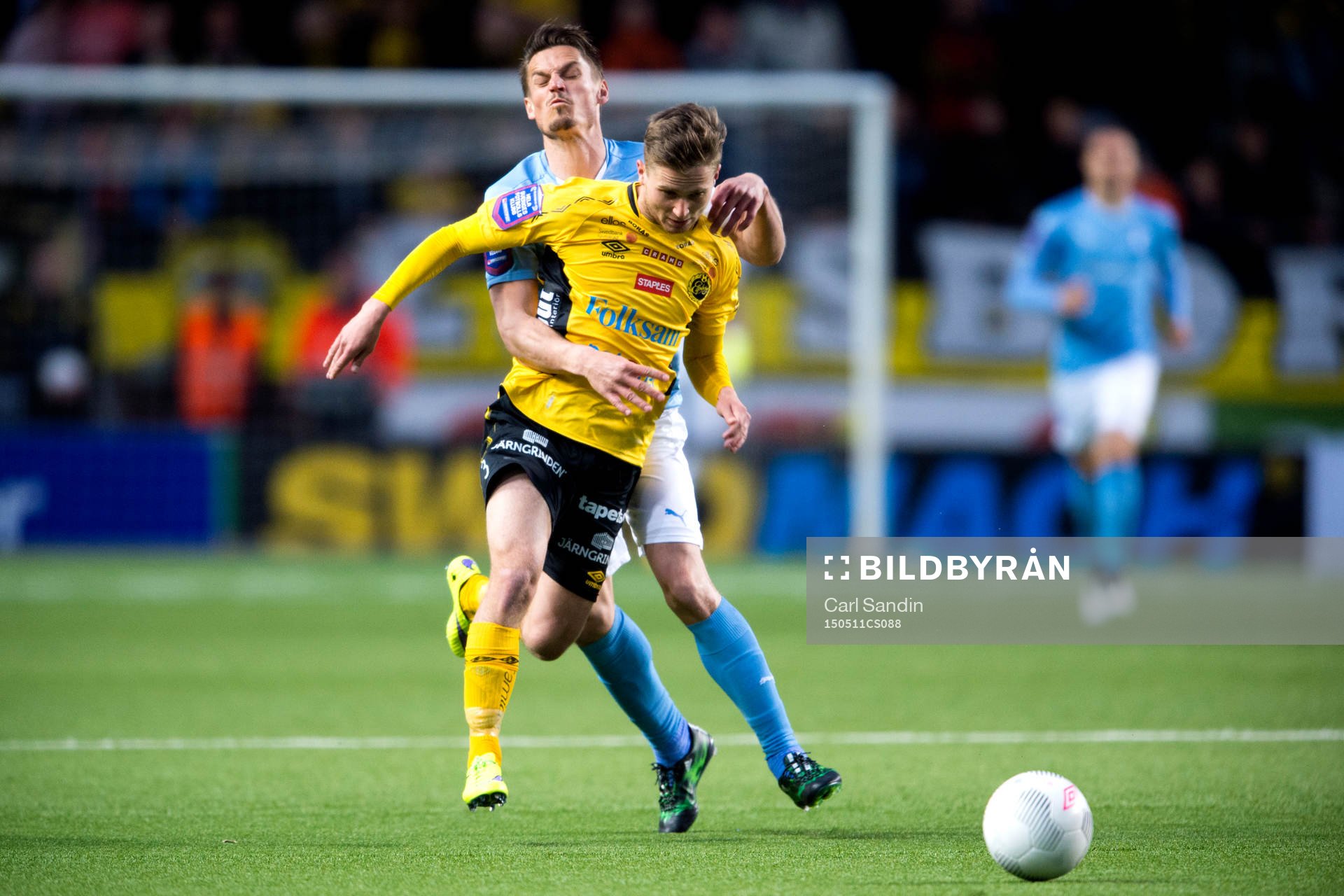 Malmö FFs Markus Rosenberg i närkamp med Elfsborgs Adam Lundqvist under en fotbollsmatch i Allsvenskan mellan Elfsborg och Malmö FF den 11 maj 2015 i Borås.