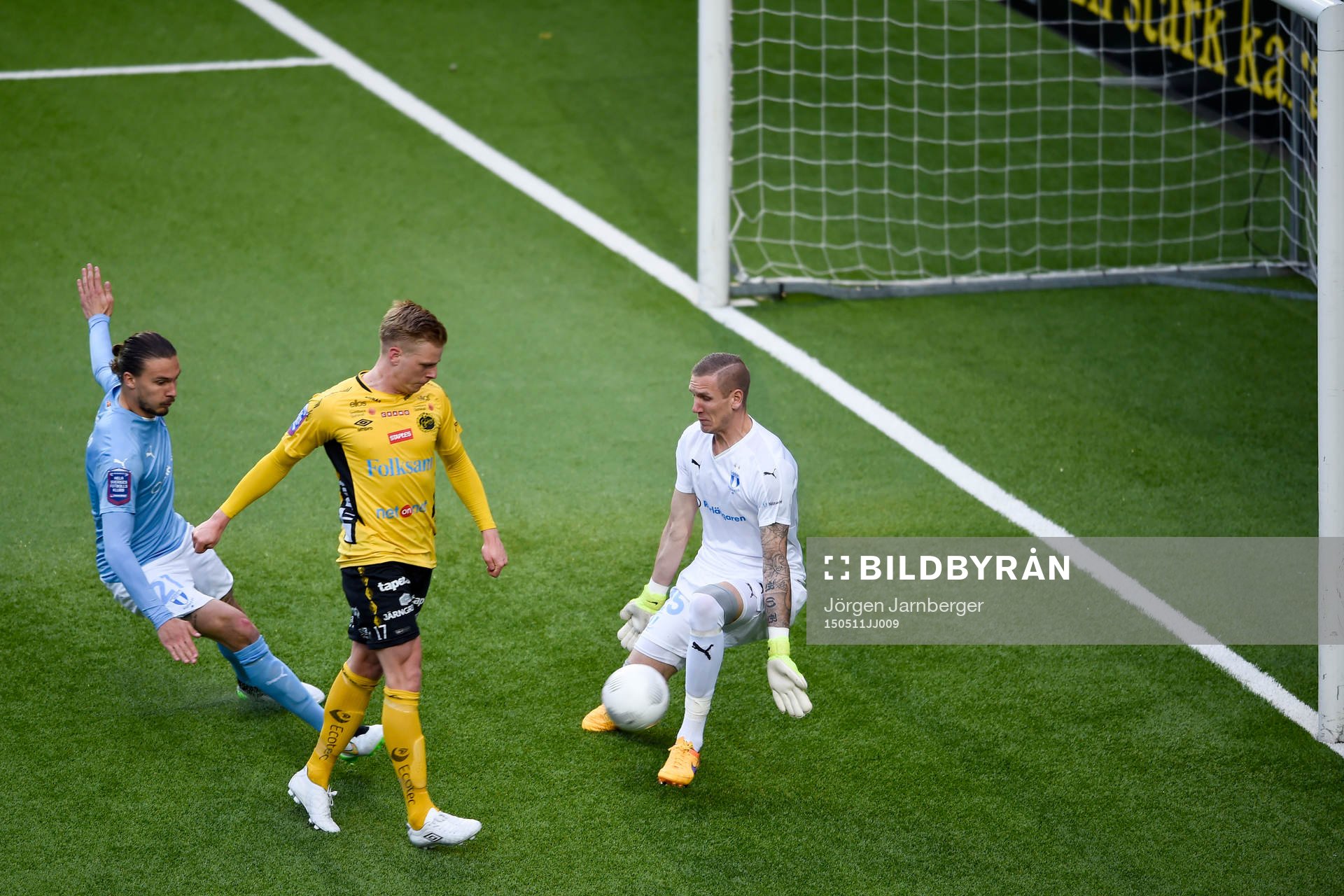 Elfsborgs Per Frick har en målchans framför Malmö FFs