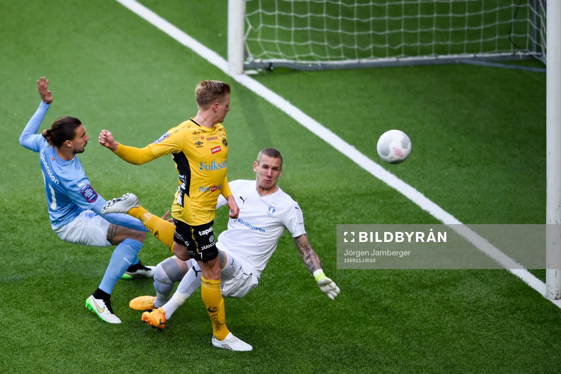 Elfsborgs Per Frick har en målchans framför Malmö FFs