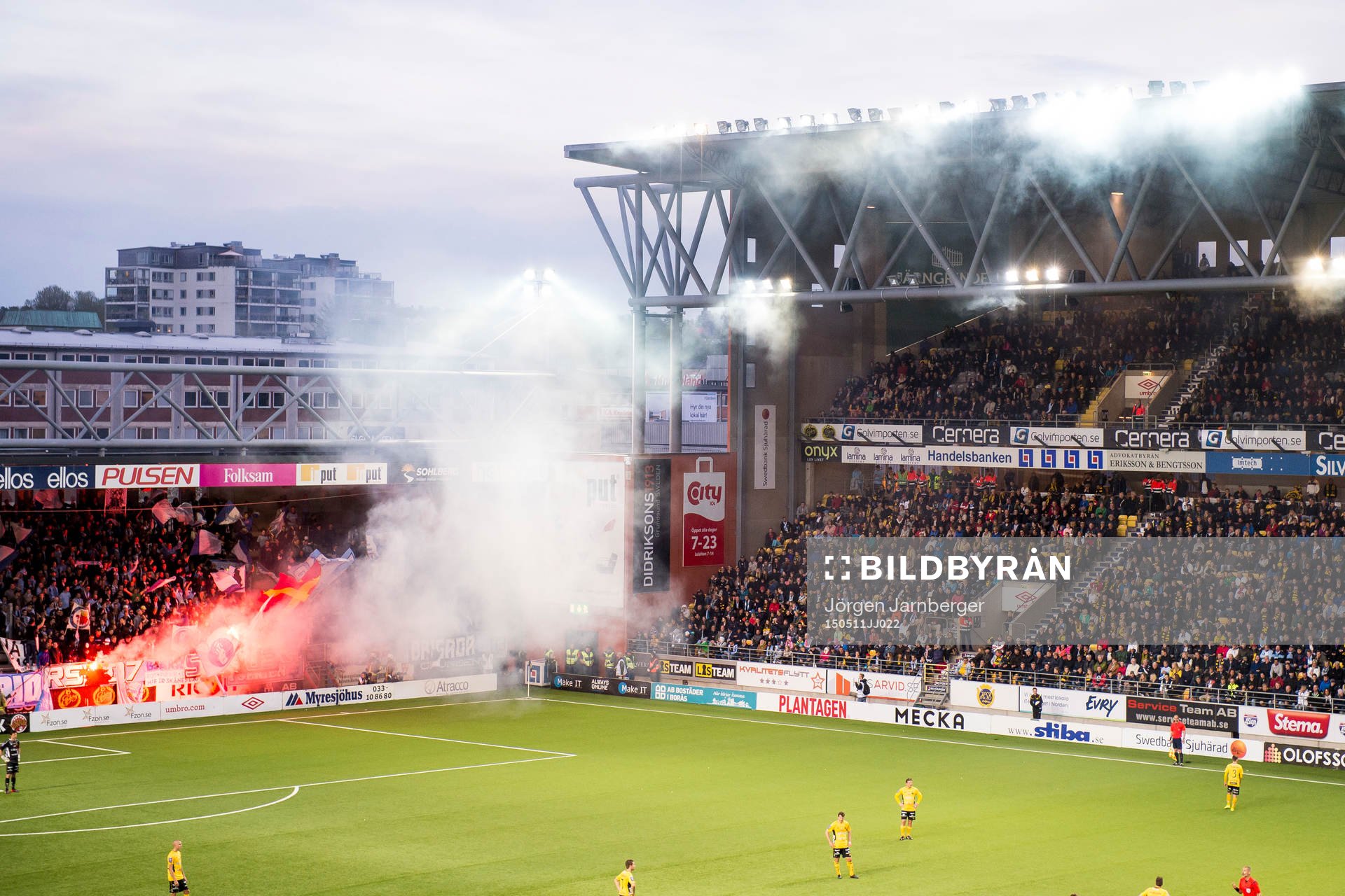 Malmö FFs supportrar tänder bengaler vilket gör att