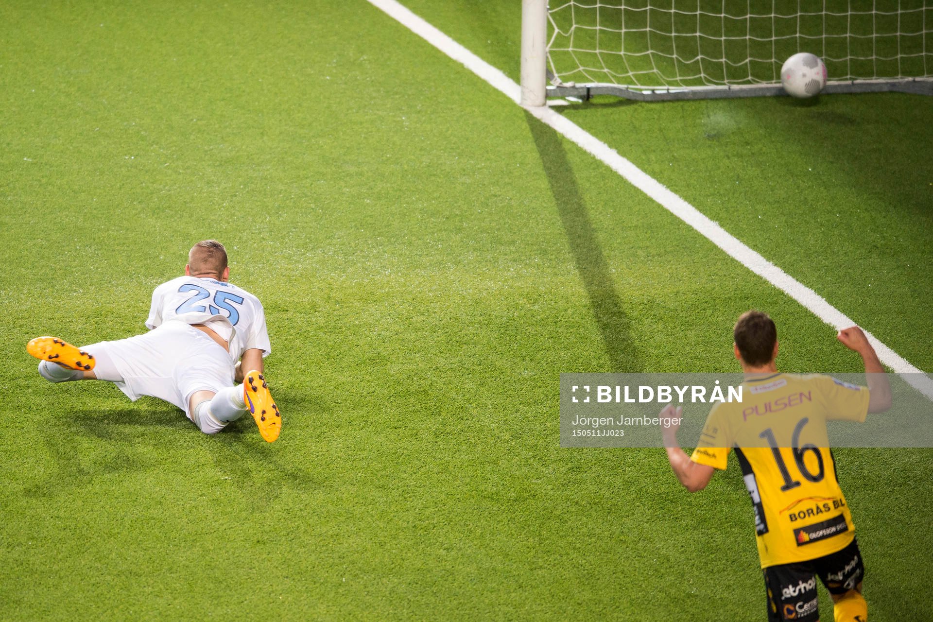 Malmö FFs målvakt Robin Olsen ser Elfsborgs Marcus