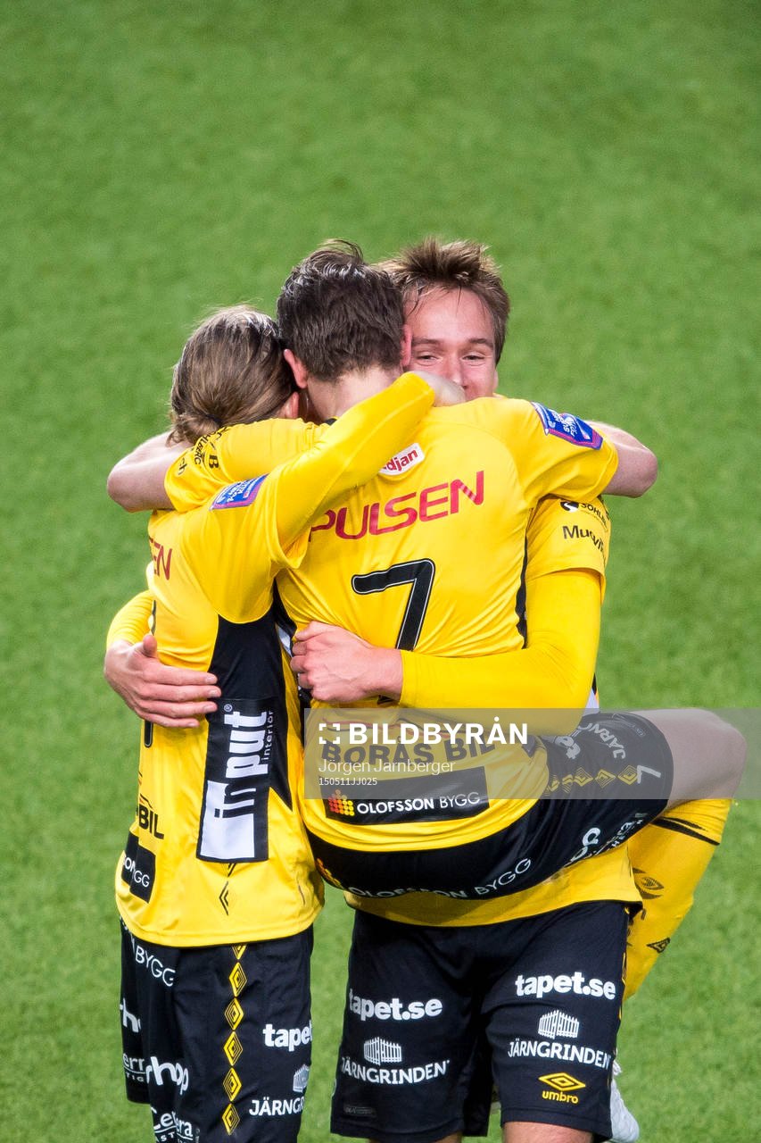 Elfsborgs Marcus Rohdén (rygg mot kameran) jublar ihop med