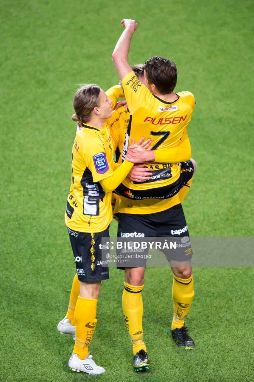 Elfsborgs Marcus Rohdén (rygg mot kameran) jublar ihop med