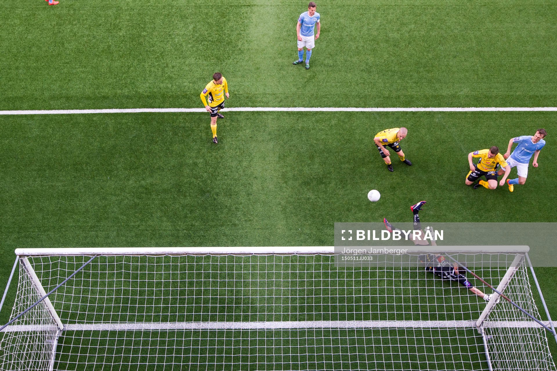 Malmö FFs Magnus Wolff Eikrem (höger i bild) gör 1-0
