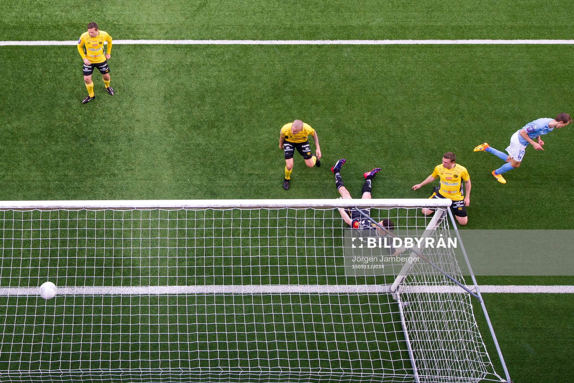 Malmö FFs Magnus Wolff Eikrem (höger i bild) gör 1-0