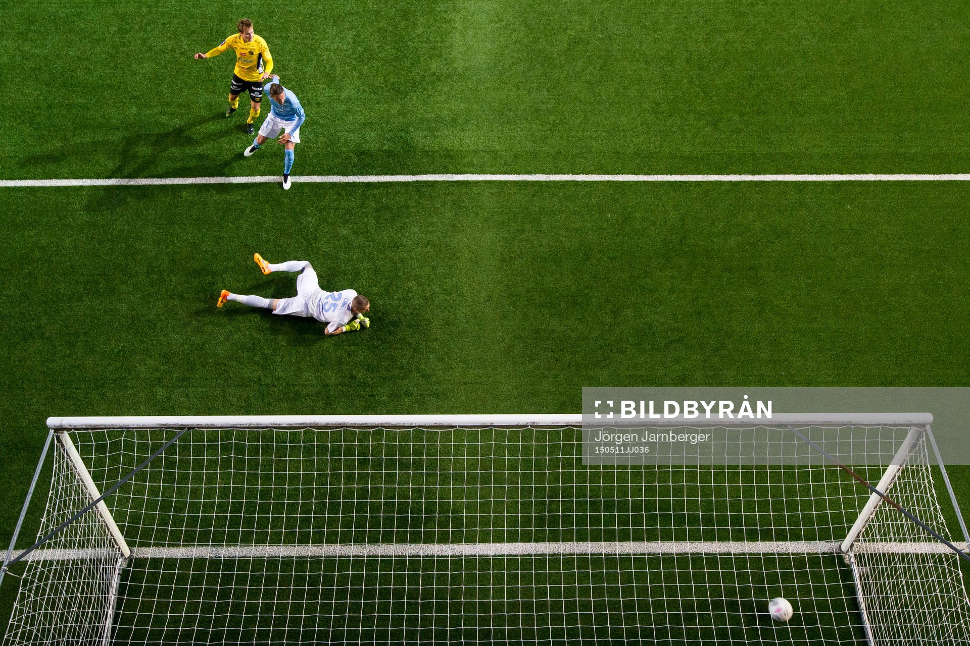 Malmö FFs målvakt Robin Olsen ser bollen rulla in
