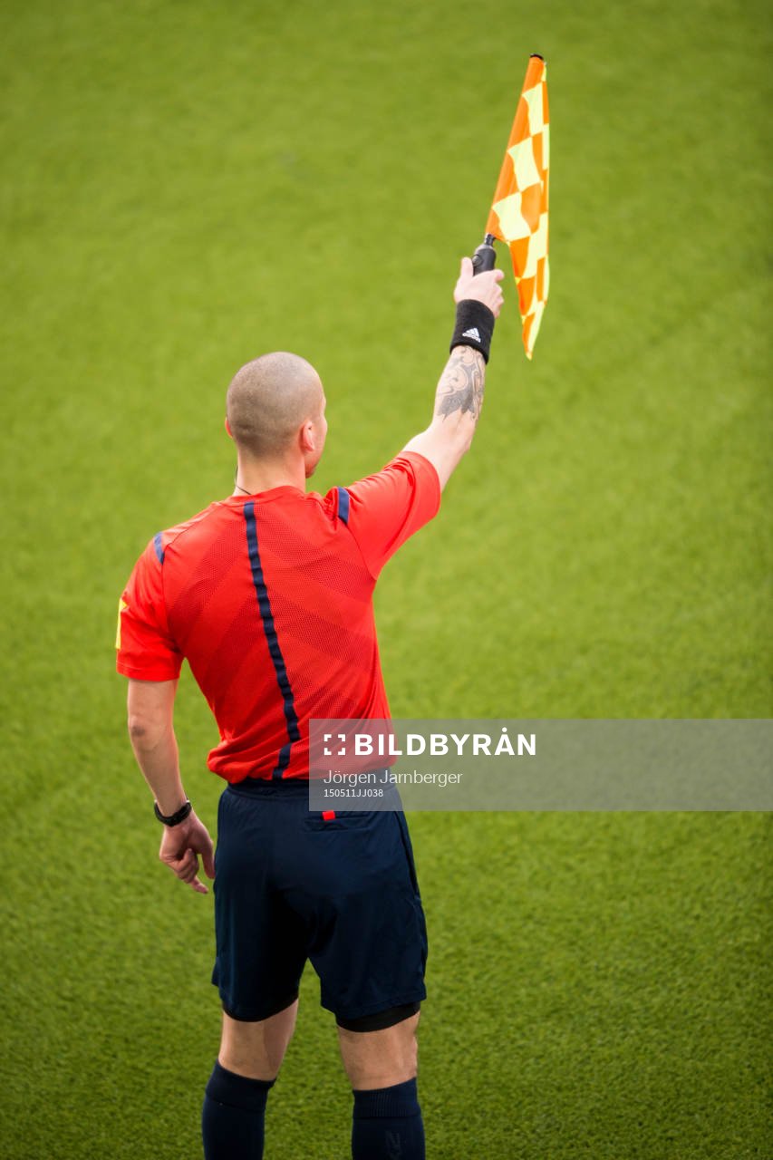 Linjedomaren vinkar för offside