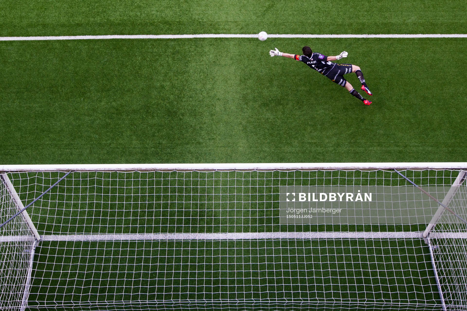 Elfsborgs målvakt Kevin Stuhr - Ellegaard sträcker ut sig efter bollen under en fotbollsmatch i Allsvenskan mellan Elfsborg och Malmö FF den 11 maj 2015 i Borås.