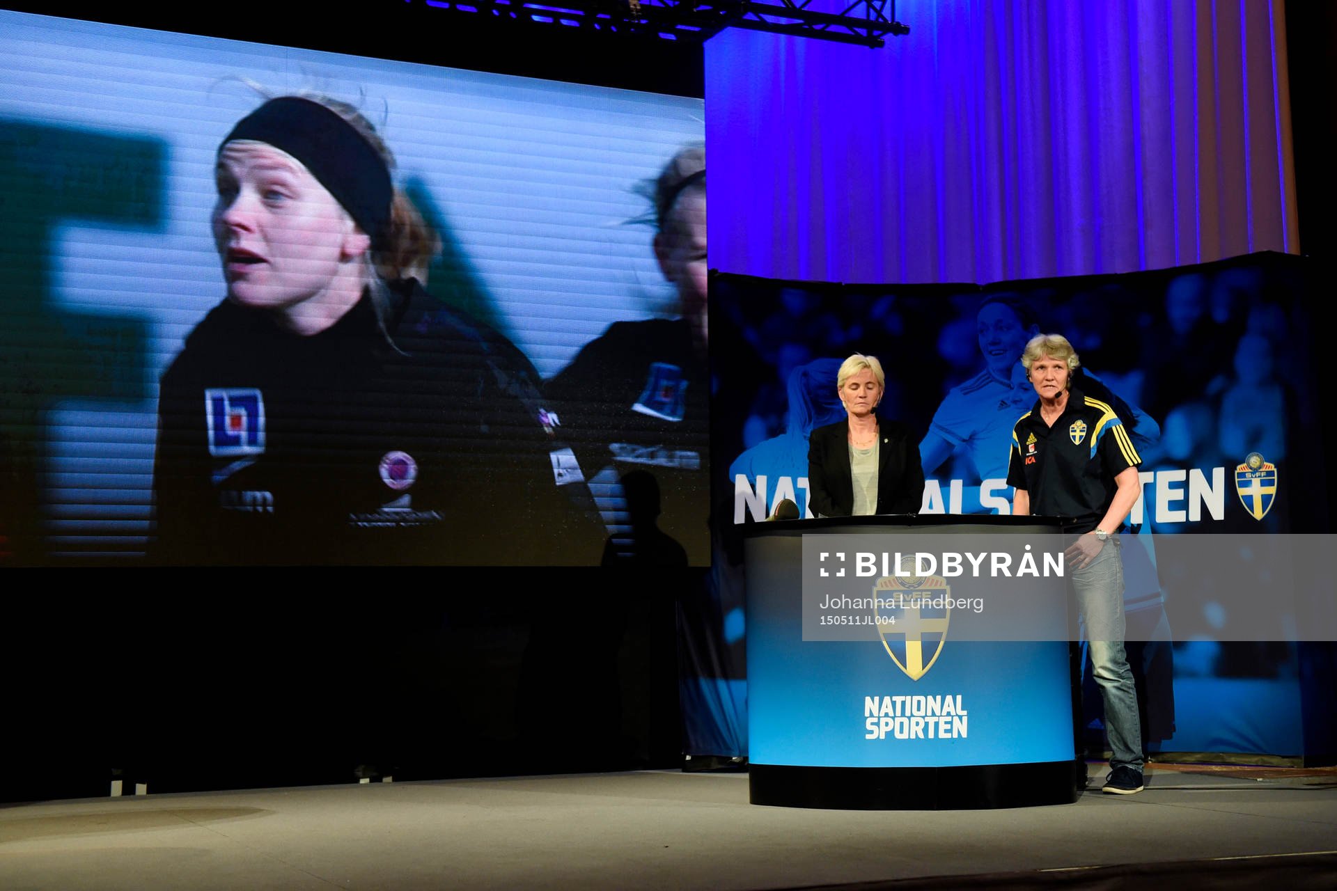 Örebros Lisa Dahlqvist tog ut av Sveriges assisterande förbundskapten Lilie Persson och förbundskapten Pia Sundhage när VM-truppen presenteras under en presskonferens den 11 maj 2015 i Stockholm.