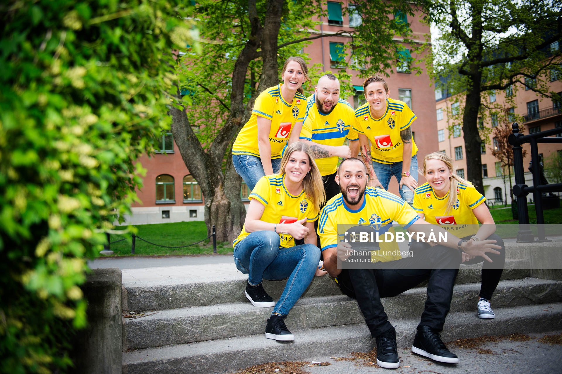 Sveriges Emma Berglund, Therese Sjögran, Olivia Schough och Elin Rubensson poserar för ett porträtt med gruppen Medina när VM-truppen presenteras under en presskonferens den 11 maj 2015 i Stockholm.