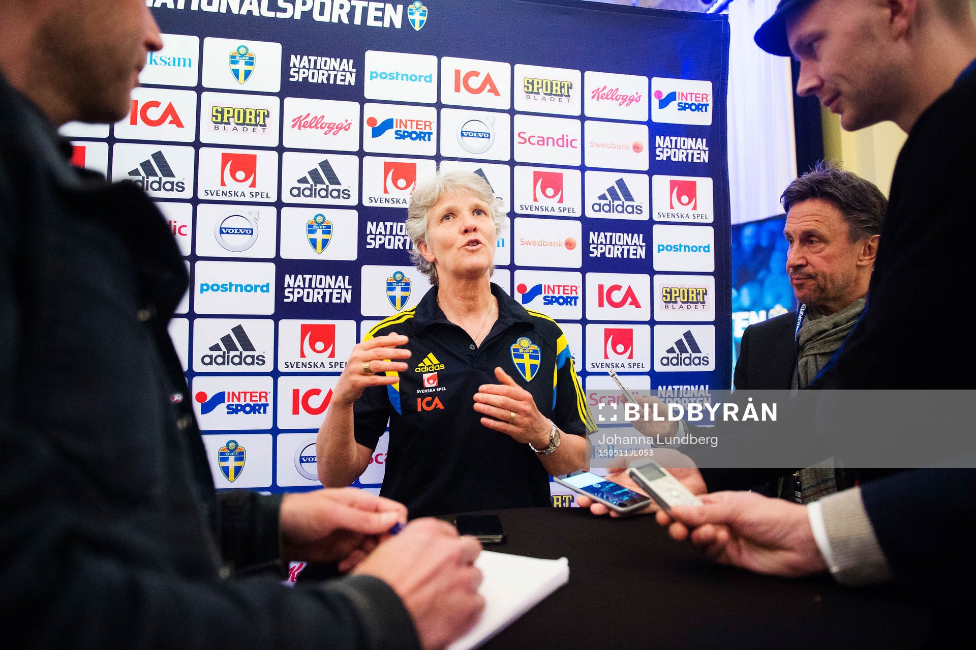 Sveriges förbundskapten Pia Sundhage svarar på frågor av