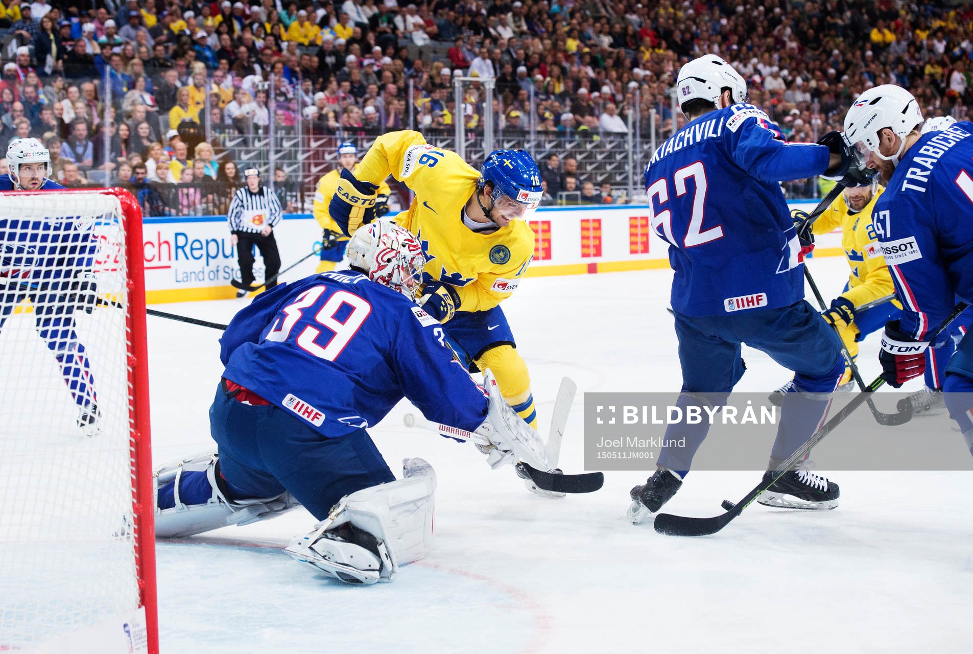 Sveriges Jacob Josefson oroar framför Frankrikes målvakt