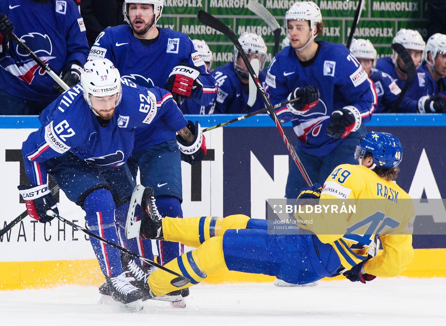 Frankrikes Florian Chakiachvili tacklar Sveriges Victor Rask