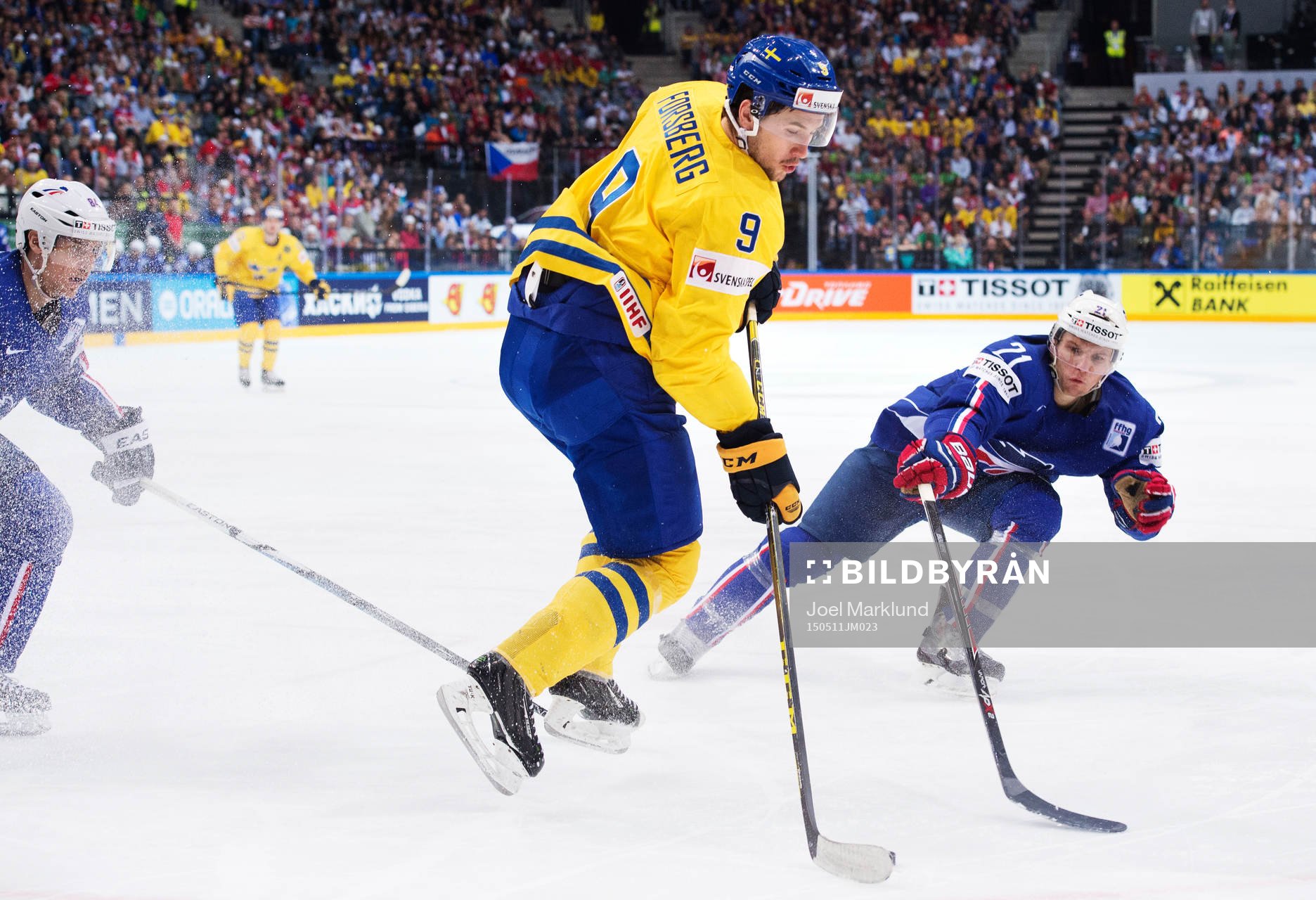 Sveriges Filip Forsberg lurar Frankrikes Kevin