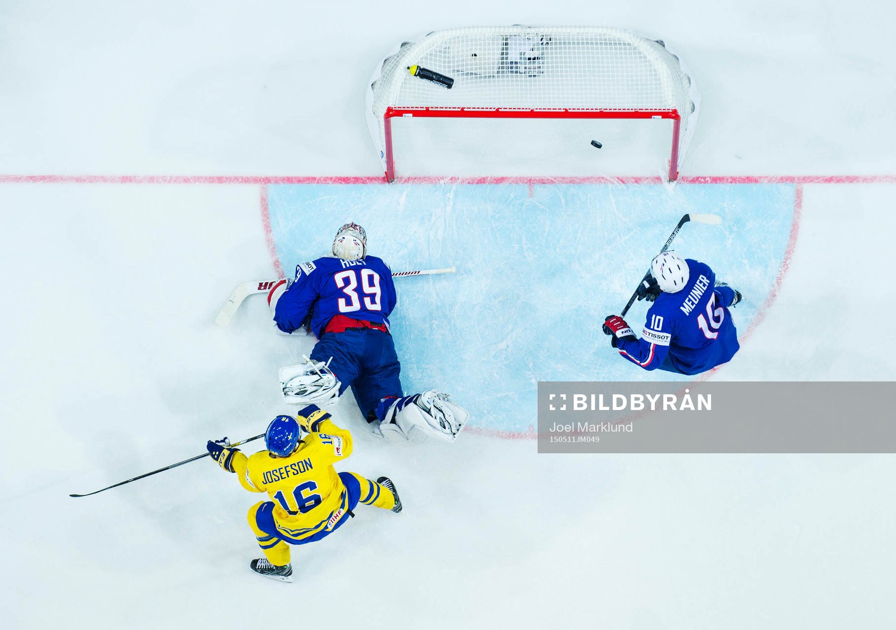 Sveriges Jacob Josefson skjuter in 1-0 bakom Frankrikes
