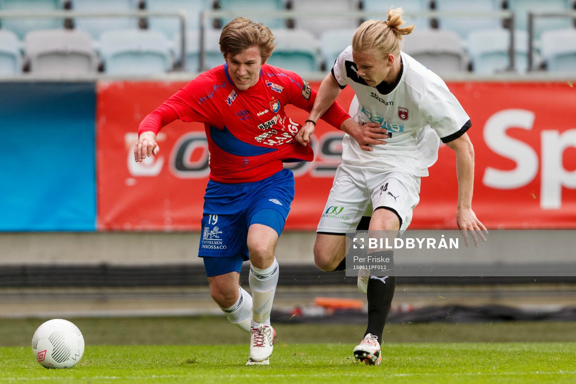 Örgrytes Andre Nilsson och Qvidings Joakim Hall i kamp om bollen under fotbollsmatchen i Div 1 Södra mellan Örgryte och Qviding den 11 maj 2015 i Göteborg.