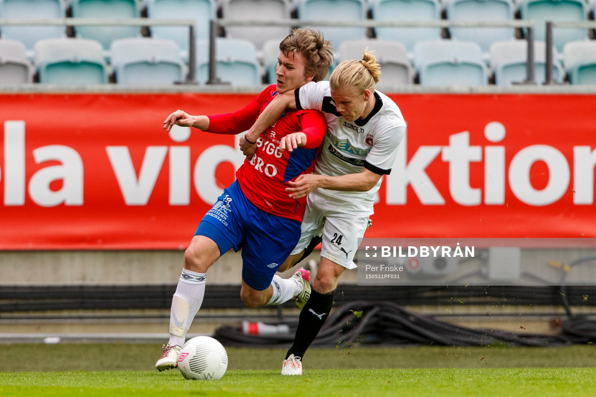 Örgrytes Andre Nilsson i kamp med Qvidings Joakim Hall under fotbollsmatchen i Div 1 Södra mellan Örgryte och Qviding den 11 maj 2015 i Göteborg.