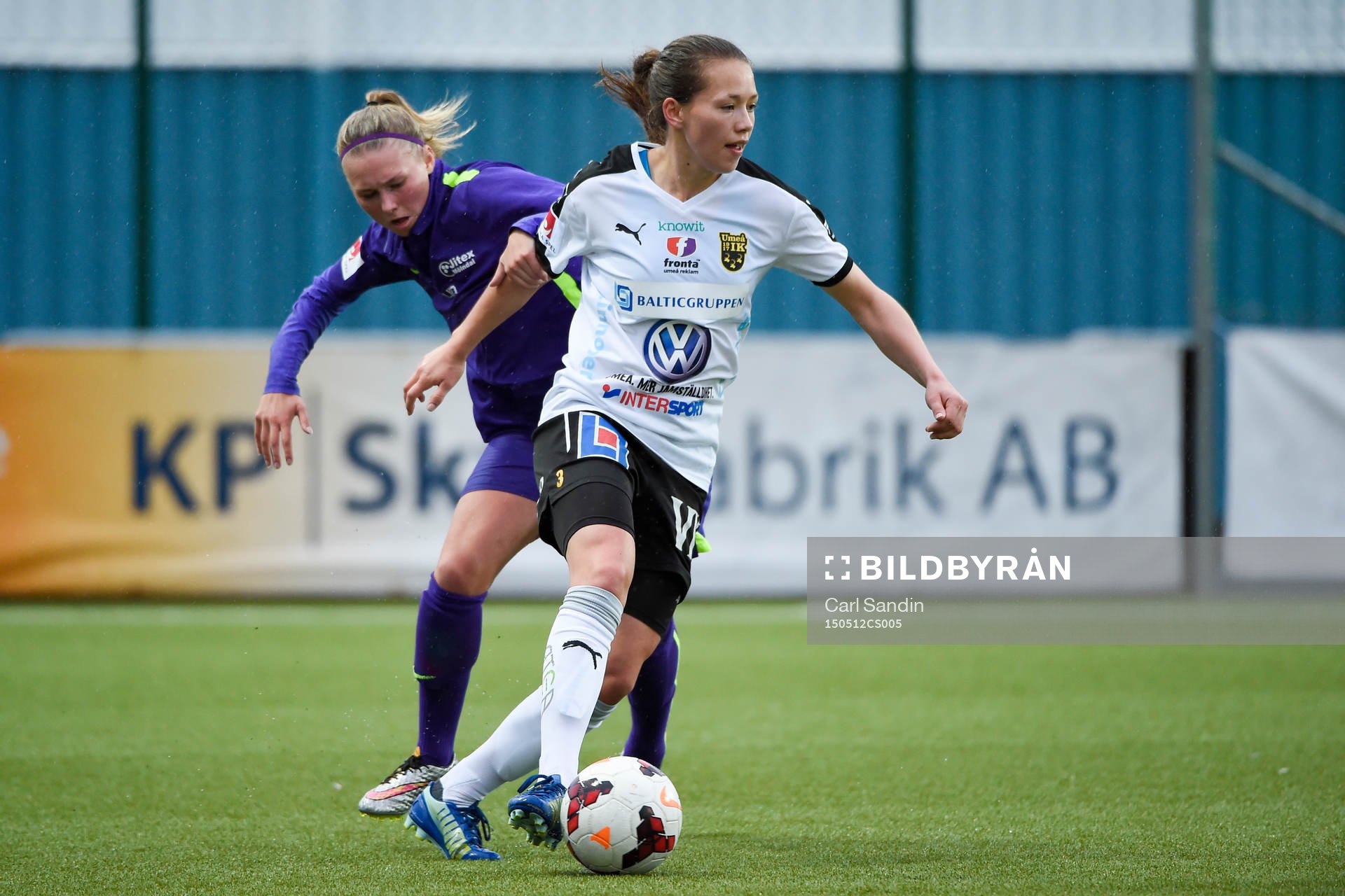 Jitex Amanda Östervall och Umeås Elin Landström under kvartsfinalen i Svenska Cupen mellan Jitex och Umeå den 12 maj 2015 i Göteborg.