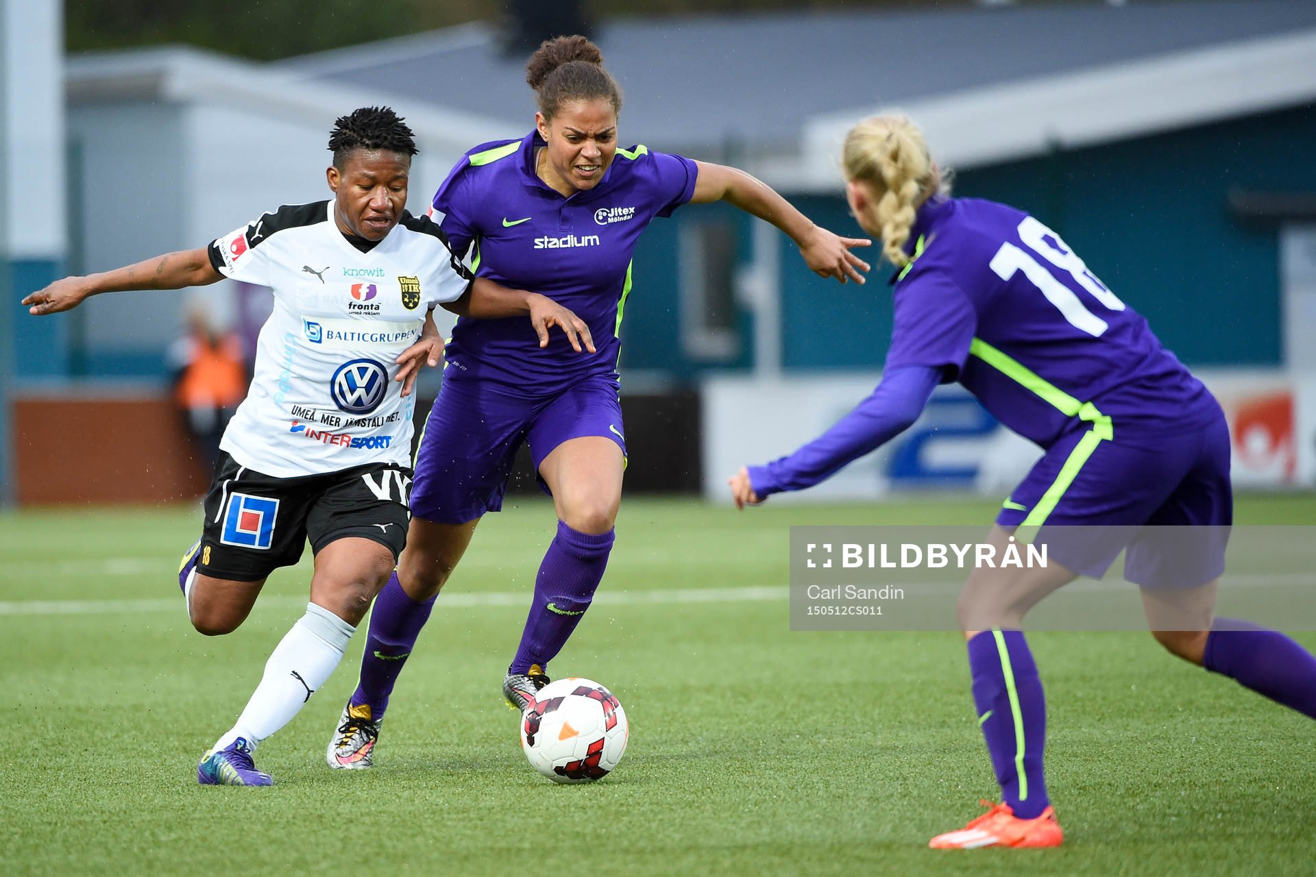 Umeås Rita Chikwelu och Jitex Roosa Funmilayo Ariyo under kvartsfinalen i Svenska Cupen mellan Jitex och Umeå den 12 maj 2015 i Göteborg.