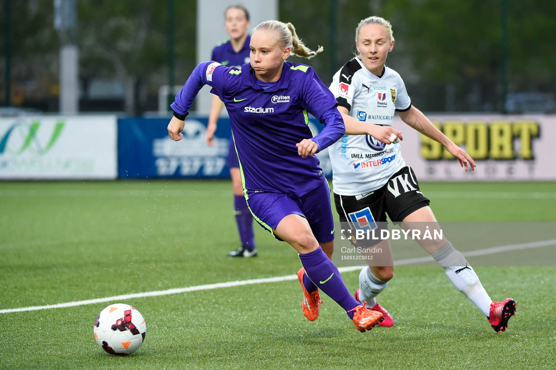 Jitex Elin Eklund och Umeås Linnéa Åberg under kvartsfinalen i Svenska Cupen mellan Jitex och Umeå den 12 maj 2015 i Göteborg.