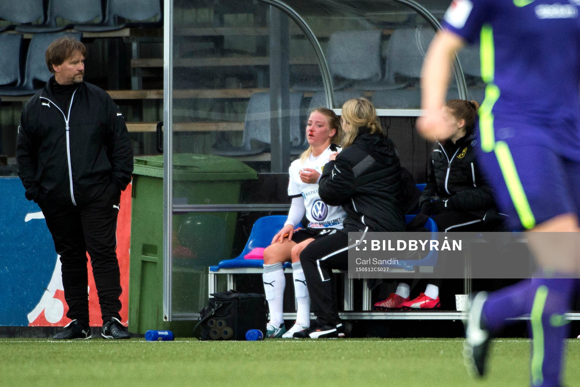 Umeås Jenny Hjohlman sitter på bänken med blödande näsa