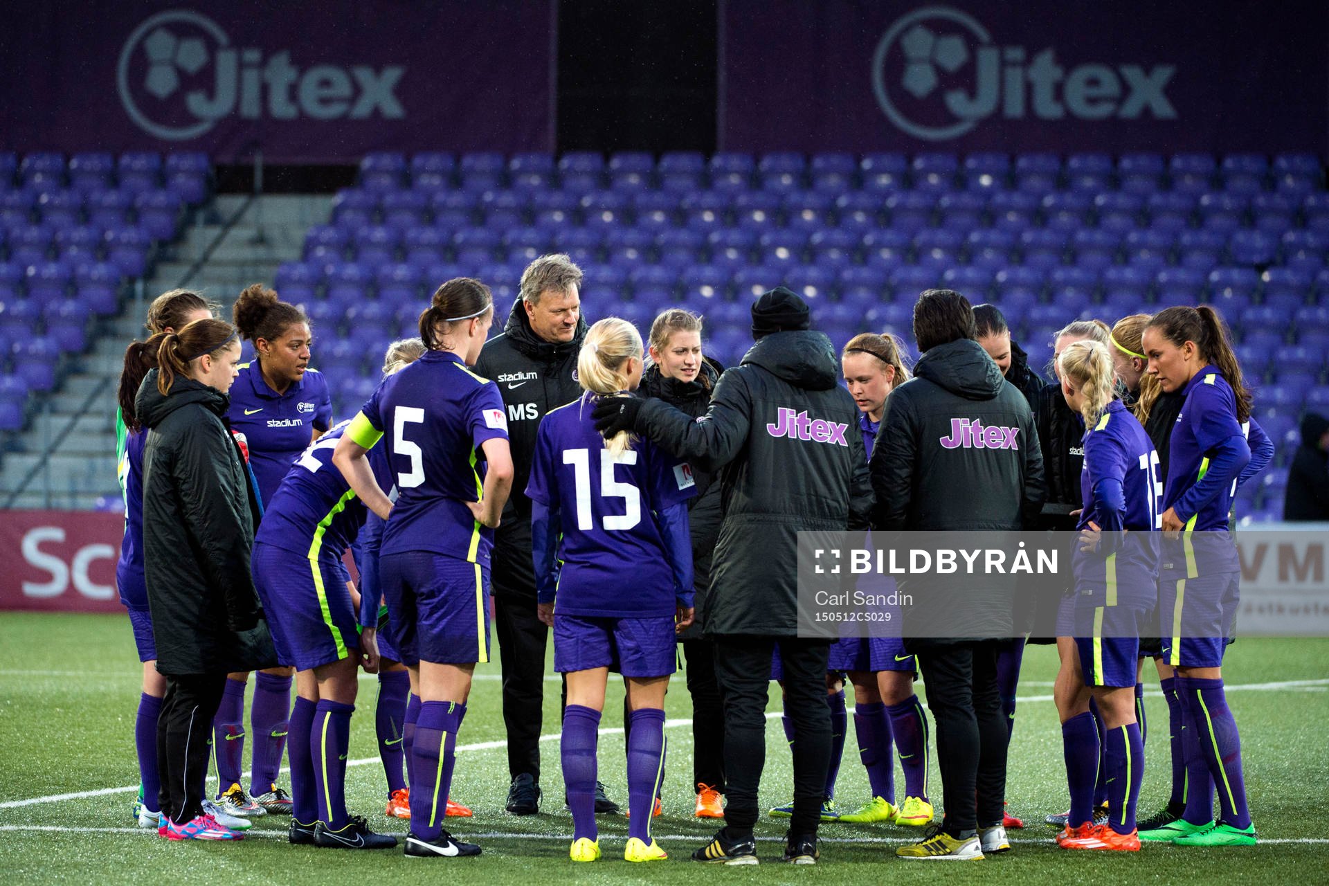 Jitex spelare och ledare samlas
