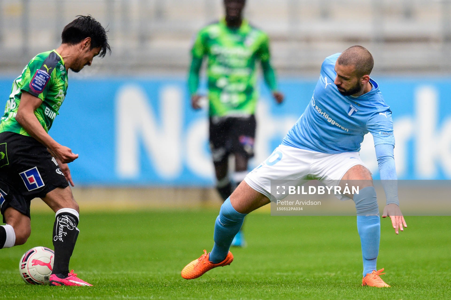 Halmstads  Antonio Rojas och Malmö FFs Guillermo Molins