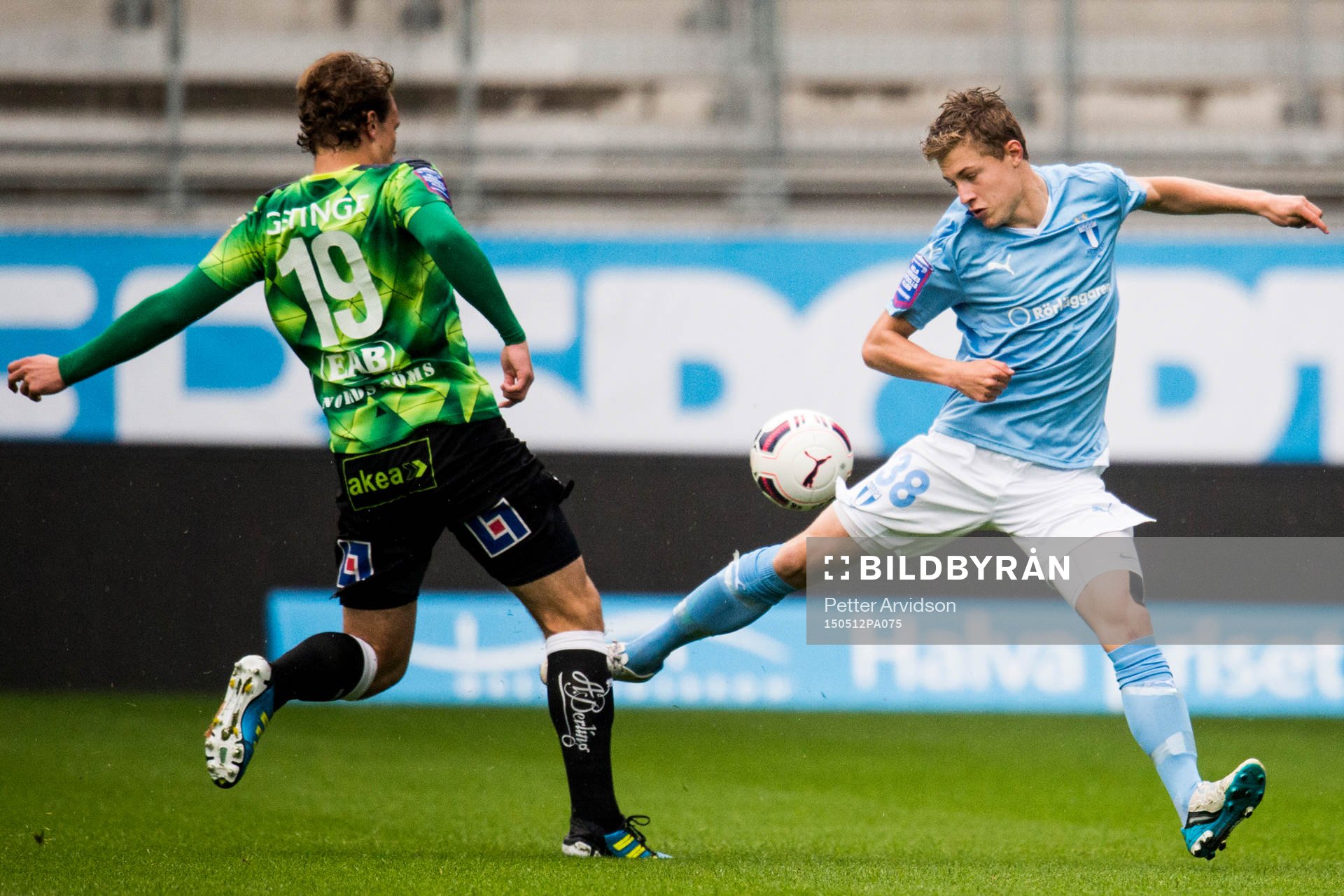 Halmstads  Konrad Jönsson och Malmö FFs Mattias Svanberg