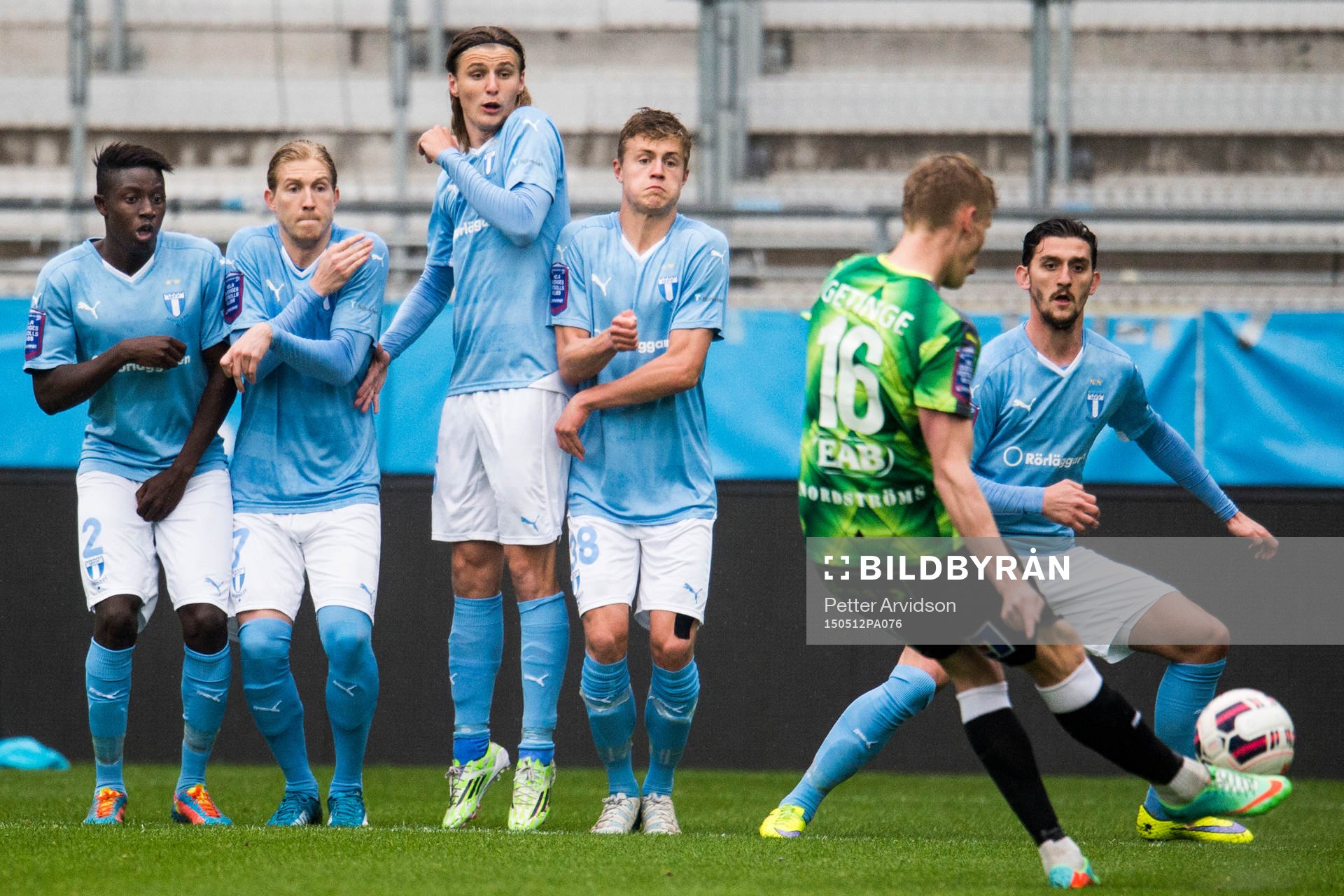 Halmstads Eric Smith skjuter en frispark och Malmö FFs Pa