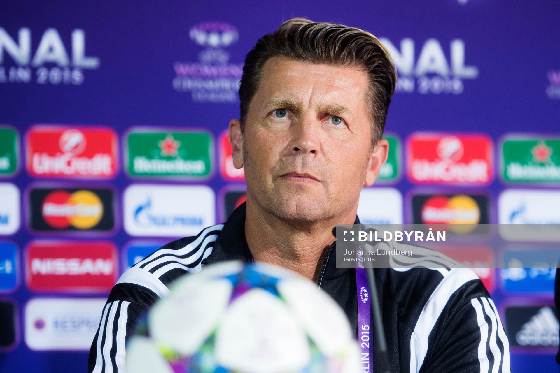 Frankfurts tränare Colin Bell deltar i en presskonferens