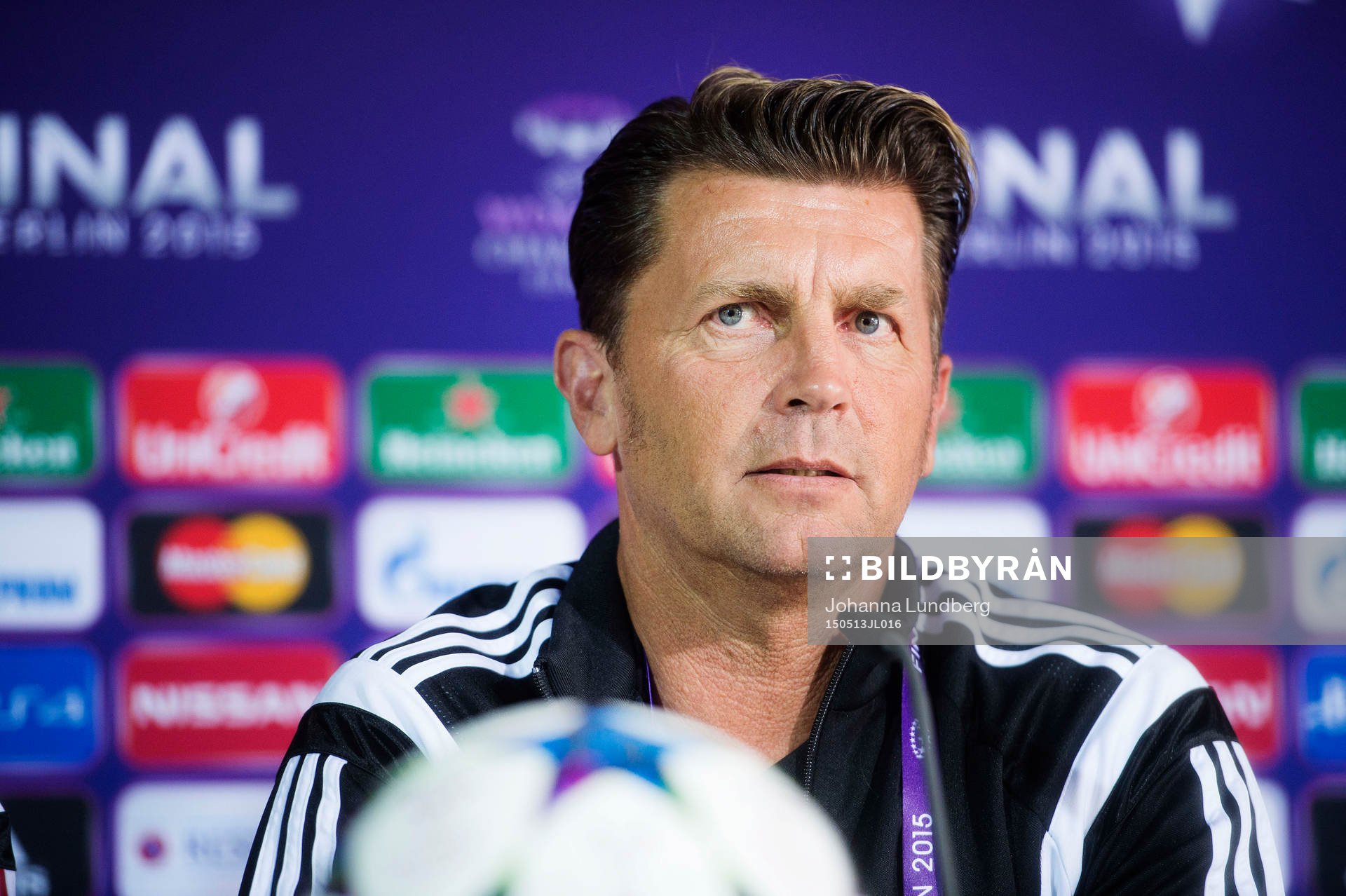 Frankfurts tränare Colin Bell deltar i en presskonferens innan en träning inför finalen i damernas Champions League den 13 maj 2015 i Berlin.
