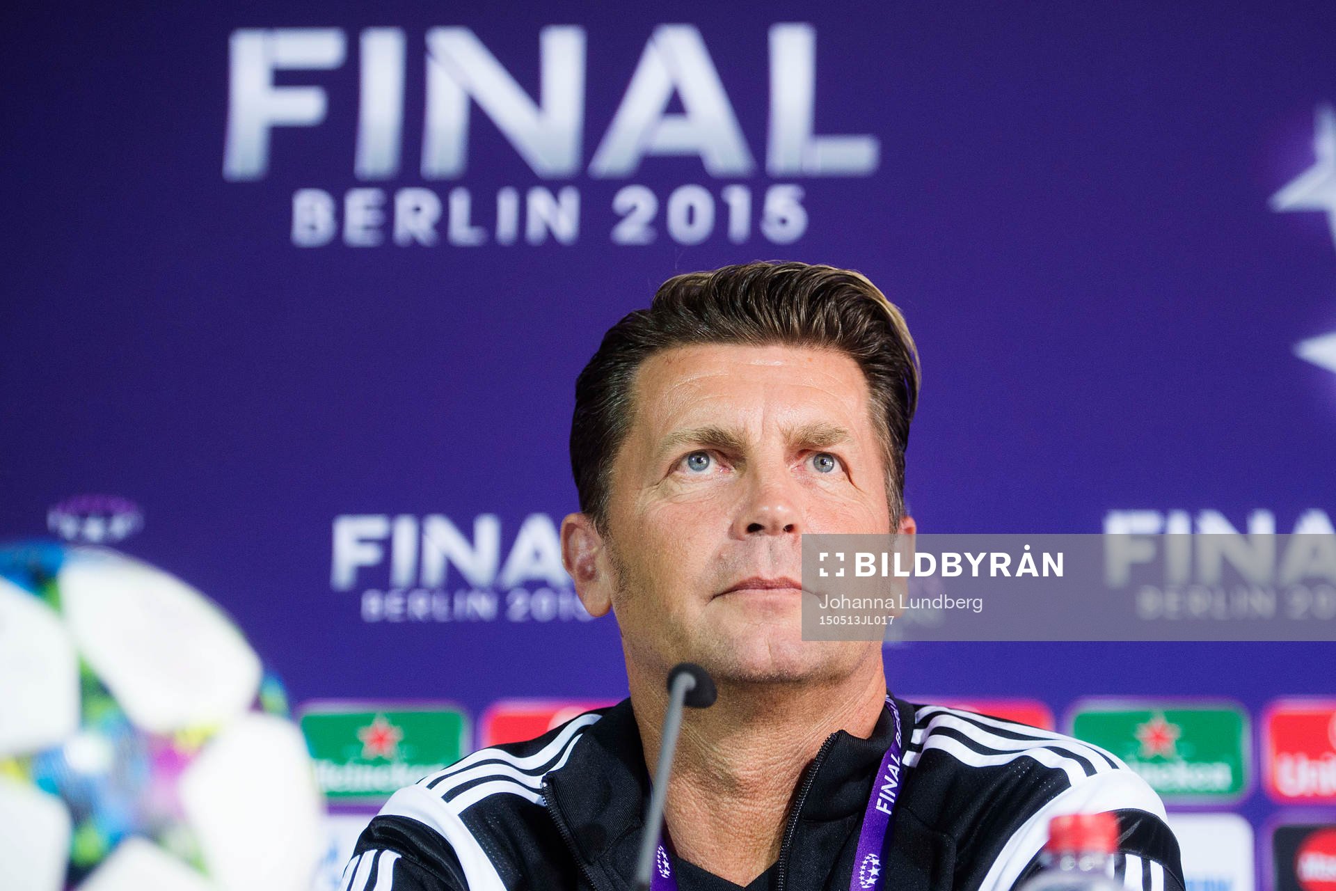 Frankfurts tränare Colin Bell deltar i en presskonferens