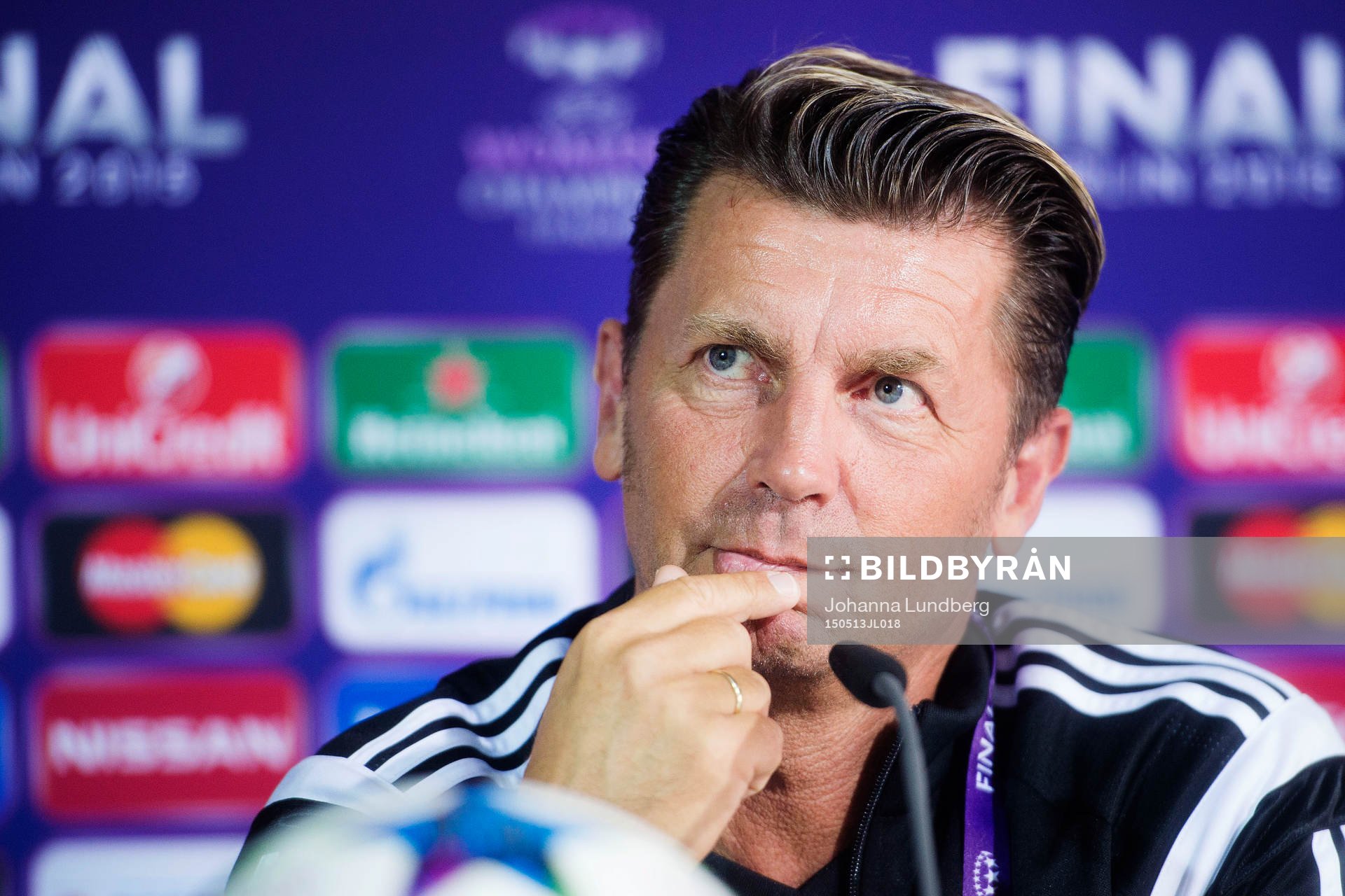 Frankfurts tränare Colin Bell deltar i en presskonferens