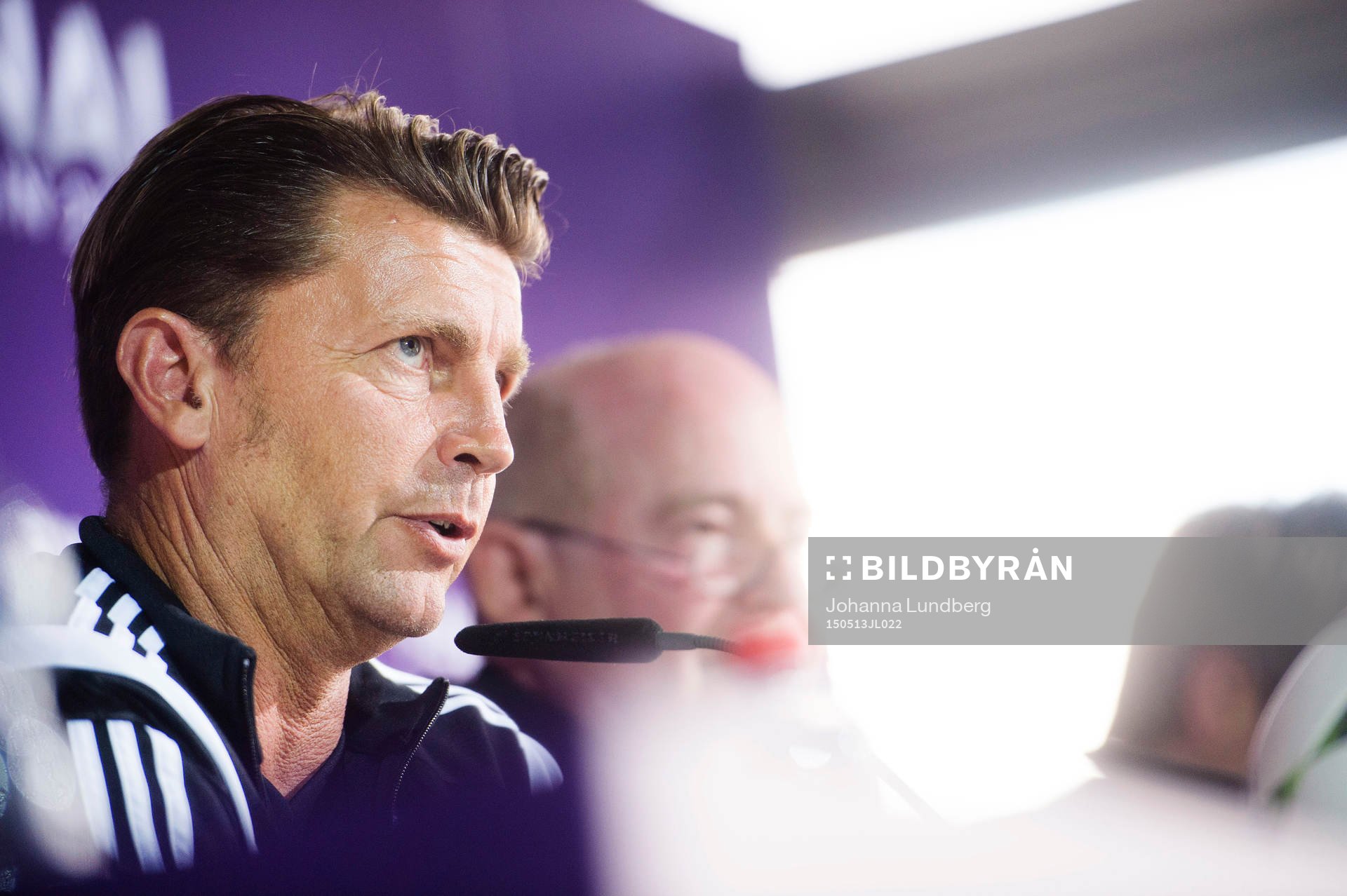 Frankfurts tränare Colin Bell deltar i en presskonferens innan en träning inför finalen i damernas Champions League den 13 maj 2015 i Berlin.