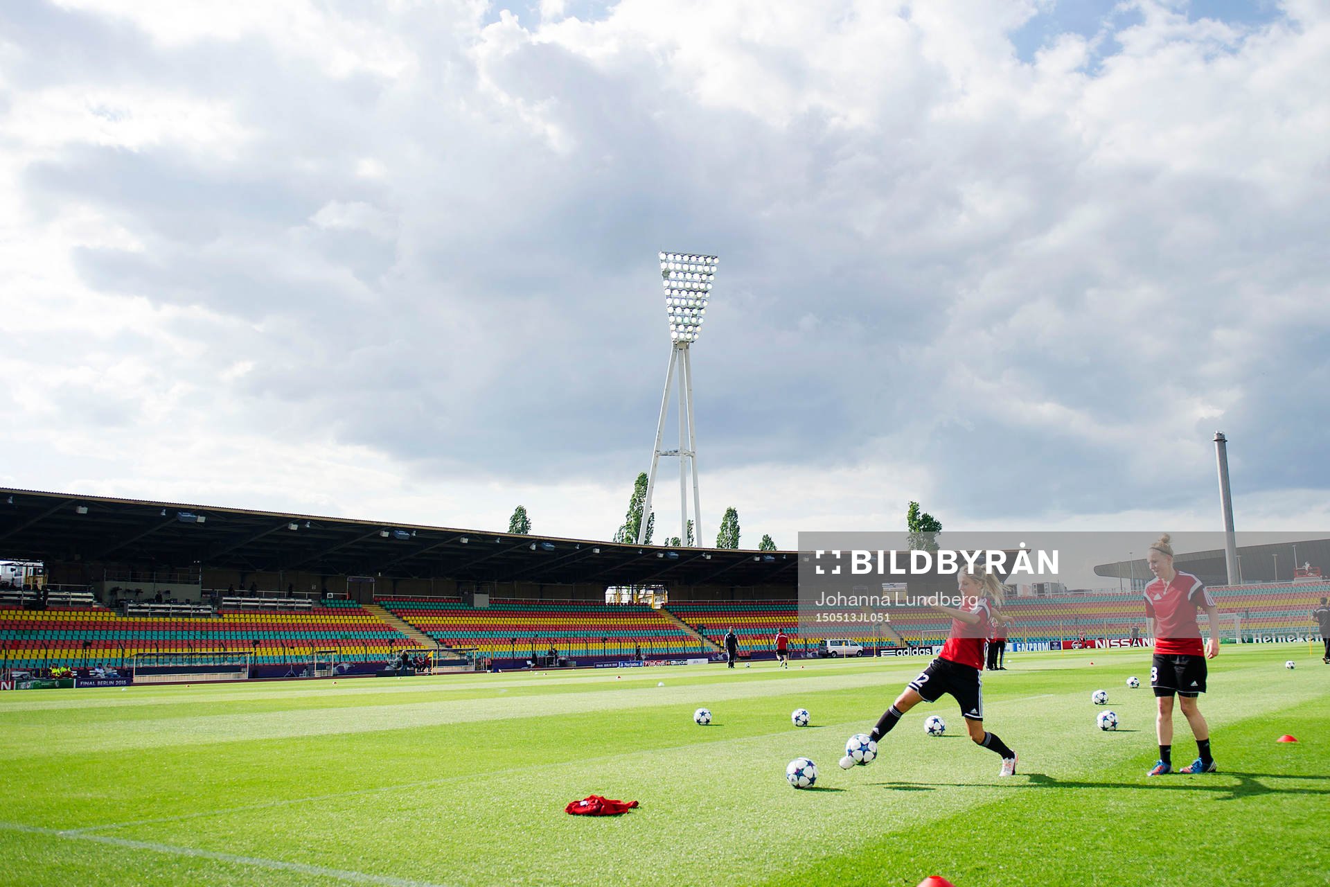 Frankfurts spelare värmer upp på Friedrich-Ludwig-Jahn-Sportpark under en träning inför finalen i damernas Champions League den 13 maj 2015 i Berlin.
