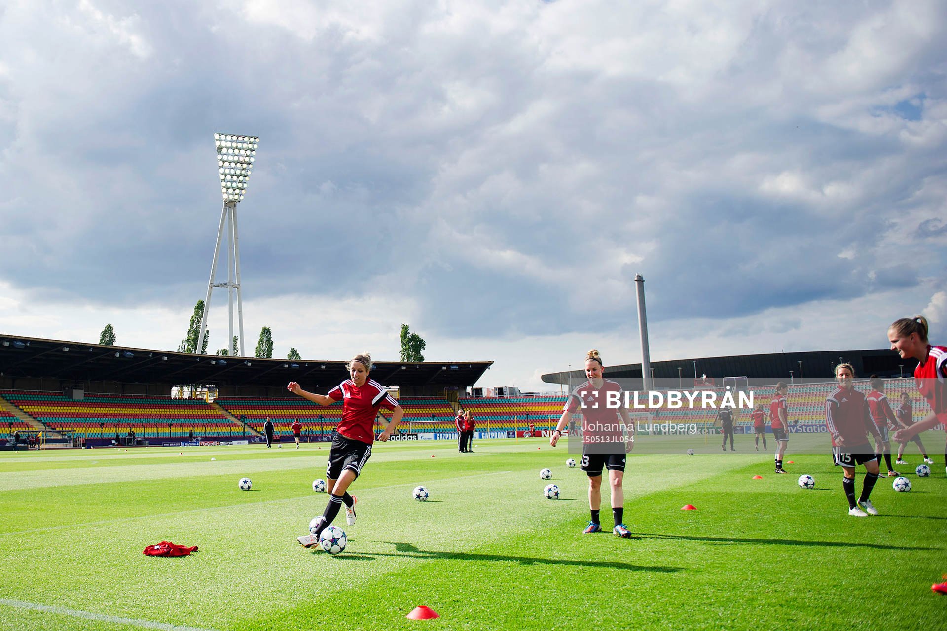 Frankfurts spelare värmer upp på Friedrich-Ludwig-Jahn-Sportpark under en träning inför finalen i damernas Champions League den 13 maj 2015 i Berlin.