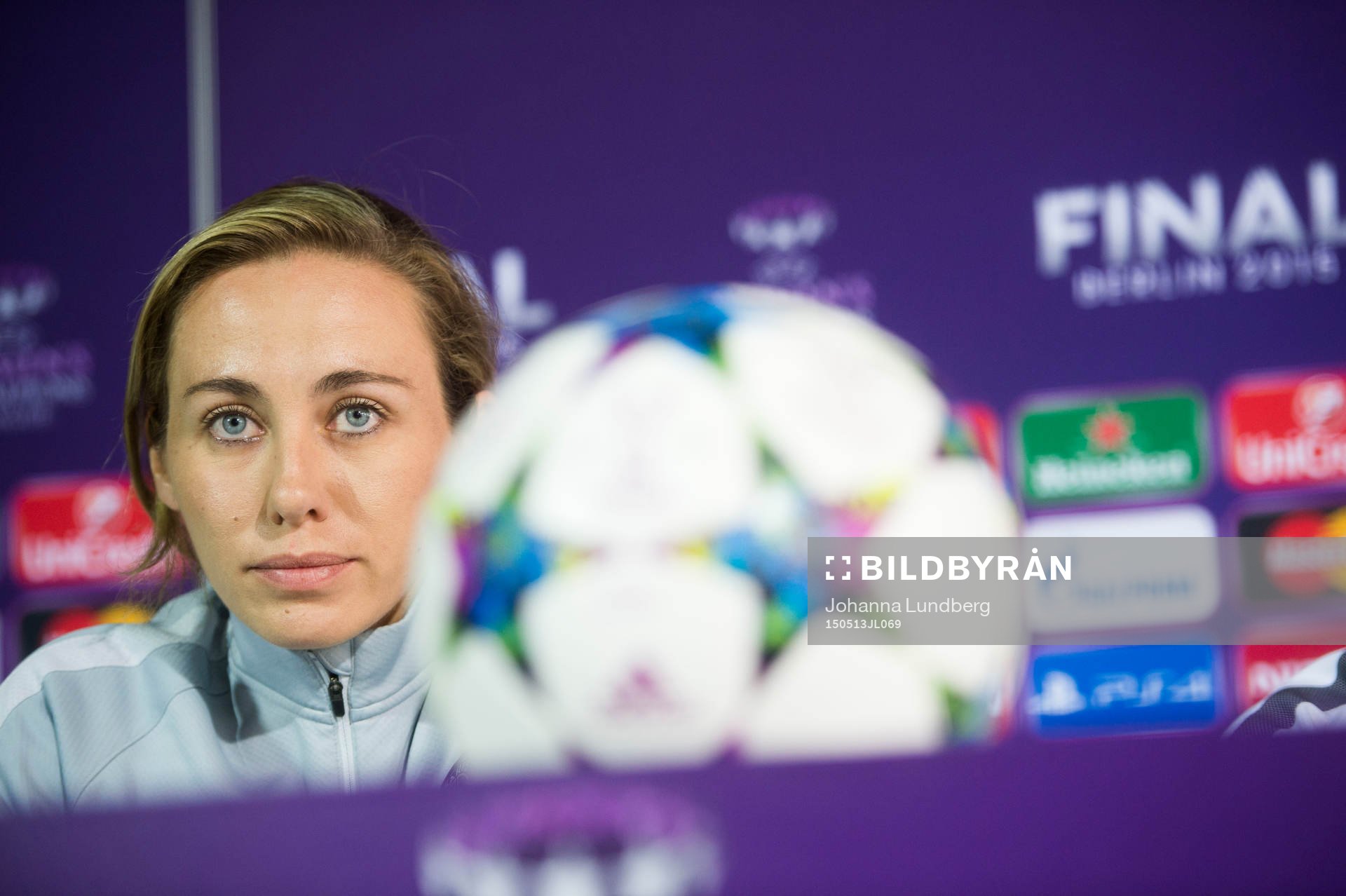 PSG:s Sabrina Delannoy deltar i en presskonferens inför finalen i damernas Champions League den 13 maj 2015 i Berlin.