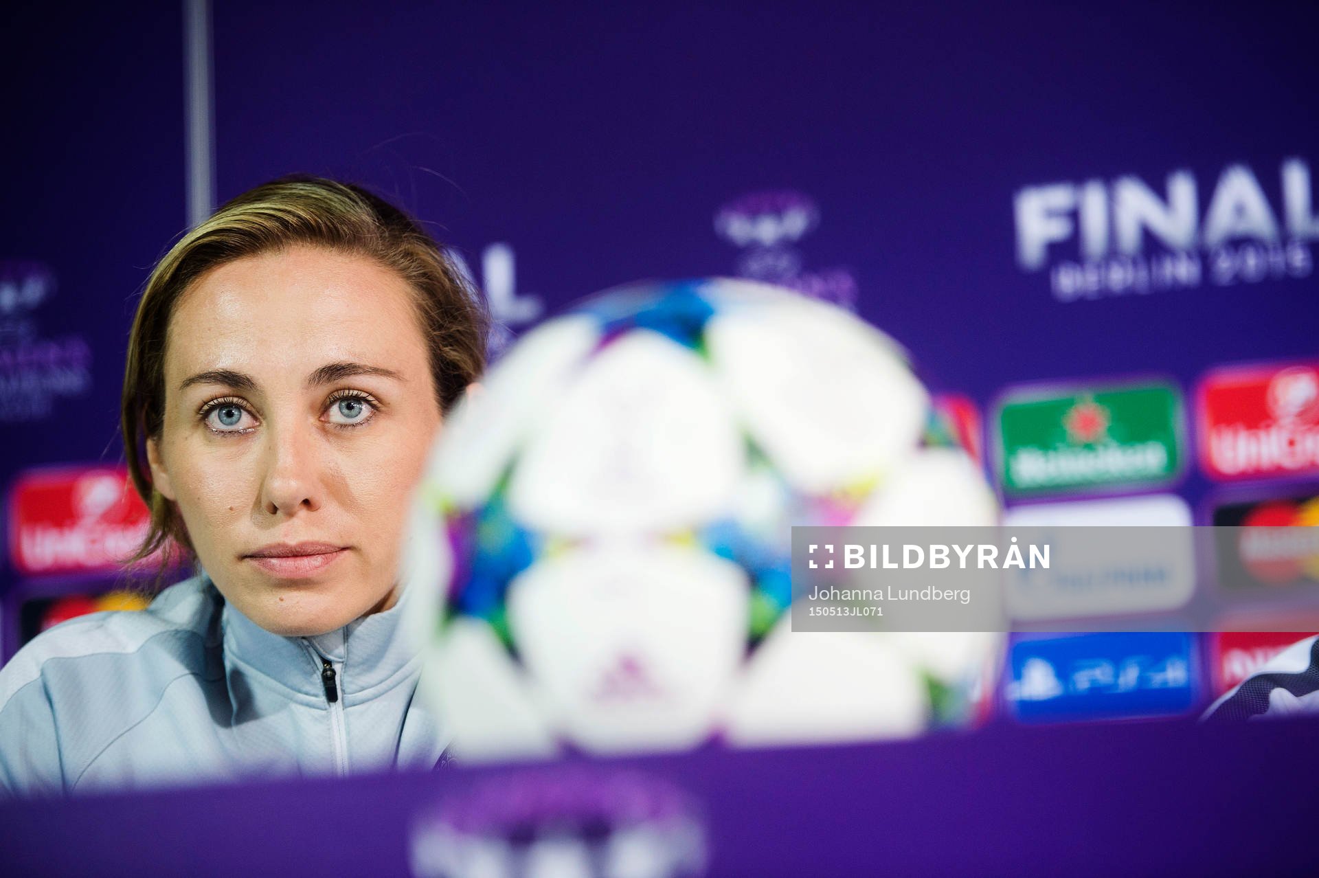 s Sabrina Delannoy deltar i en presskonferens